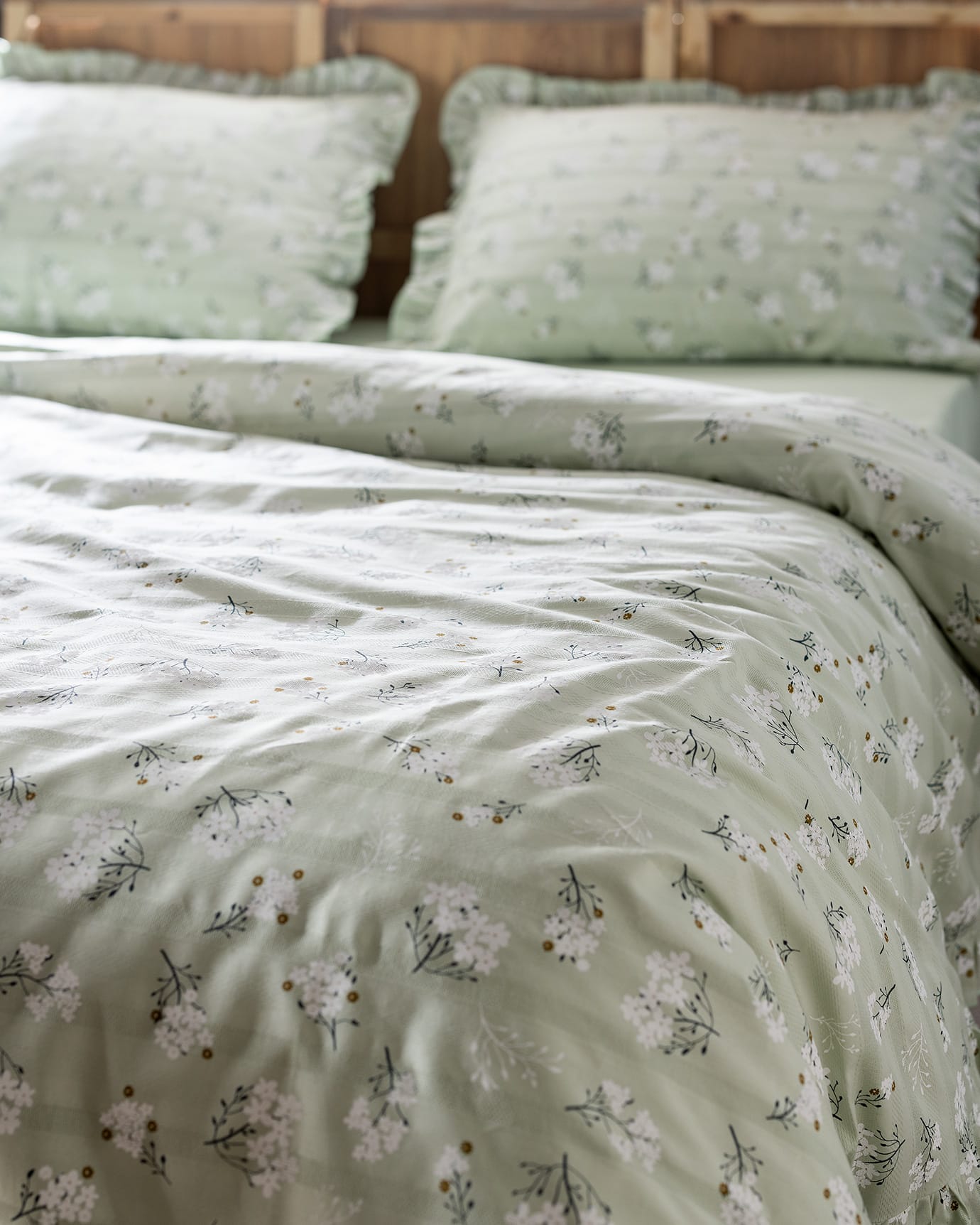 100% Cotton Ruffled Bedding Set - King Size Elegance