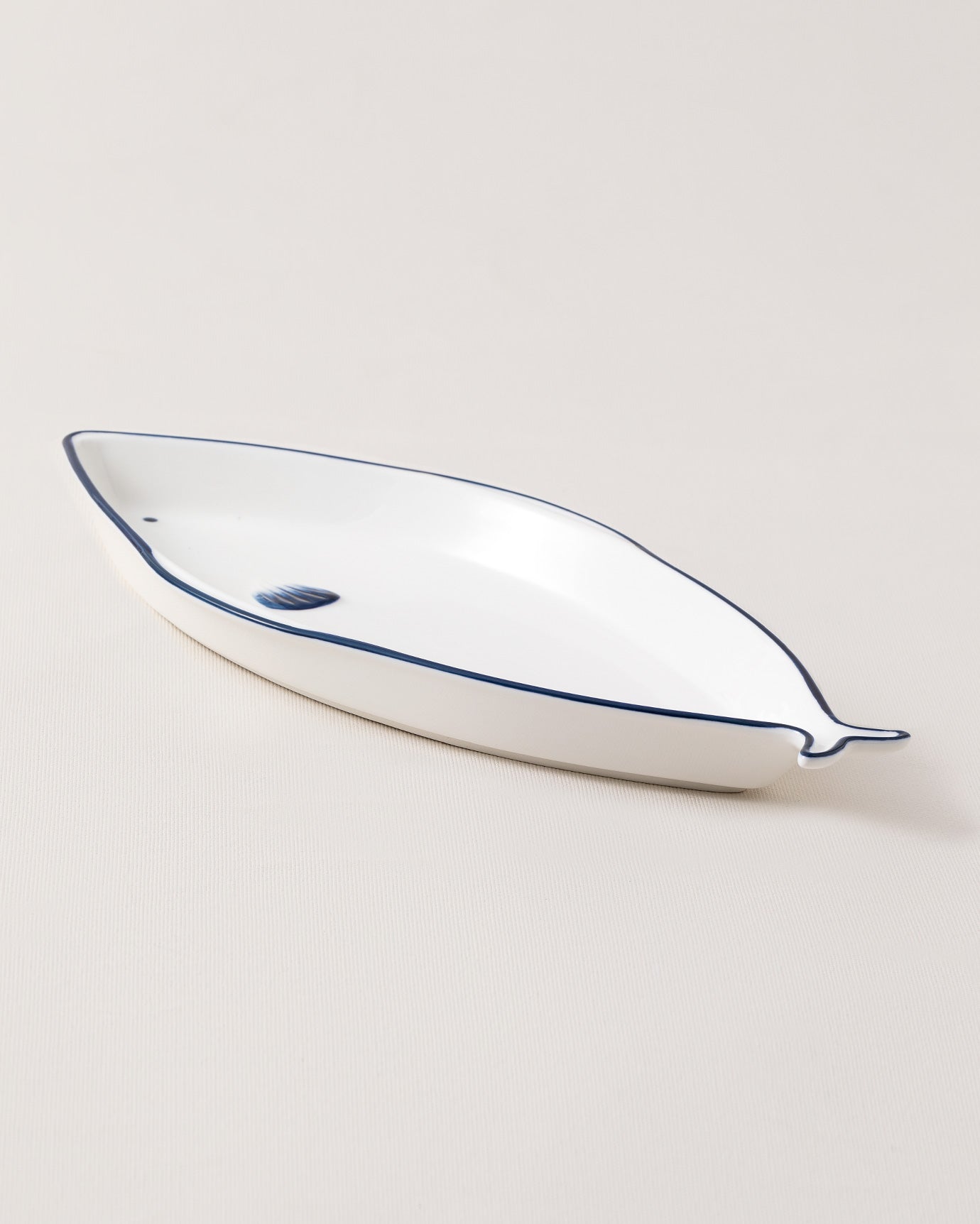 Nouvelle Assiette en Porcelaine Fine - Design Bleu Marine et Blanc