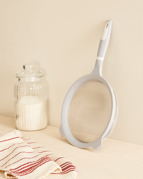 Premium Kitchen Mesh Strainer Sieve - 22cm Diameter for Cooking & Baking