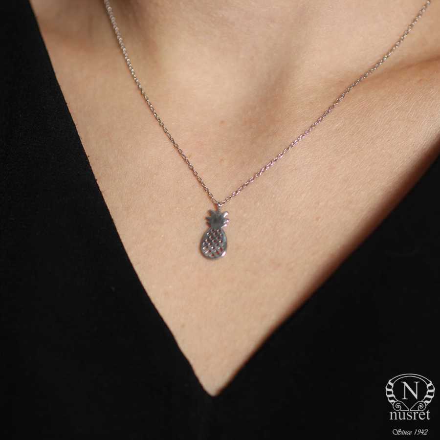 Elegantní náhrdelník s přívěskem ananasu ze stříbra 925 Sterling