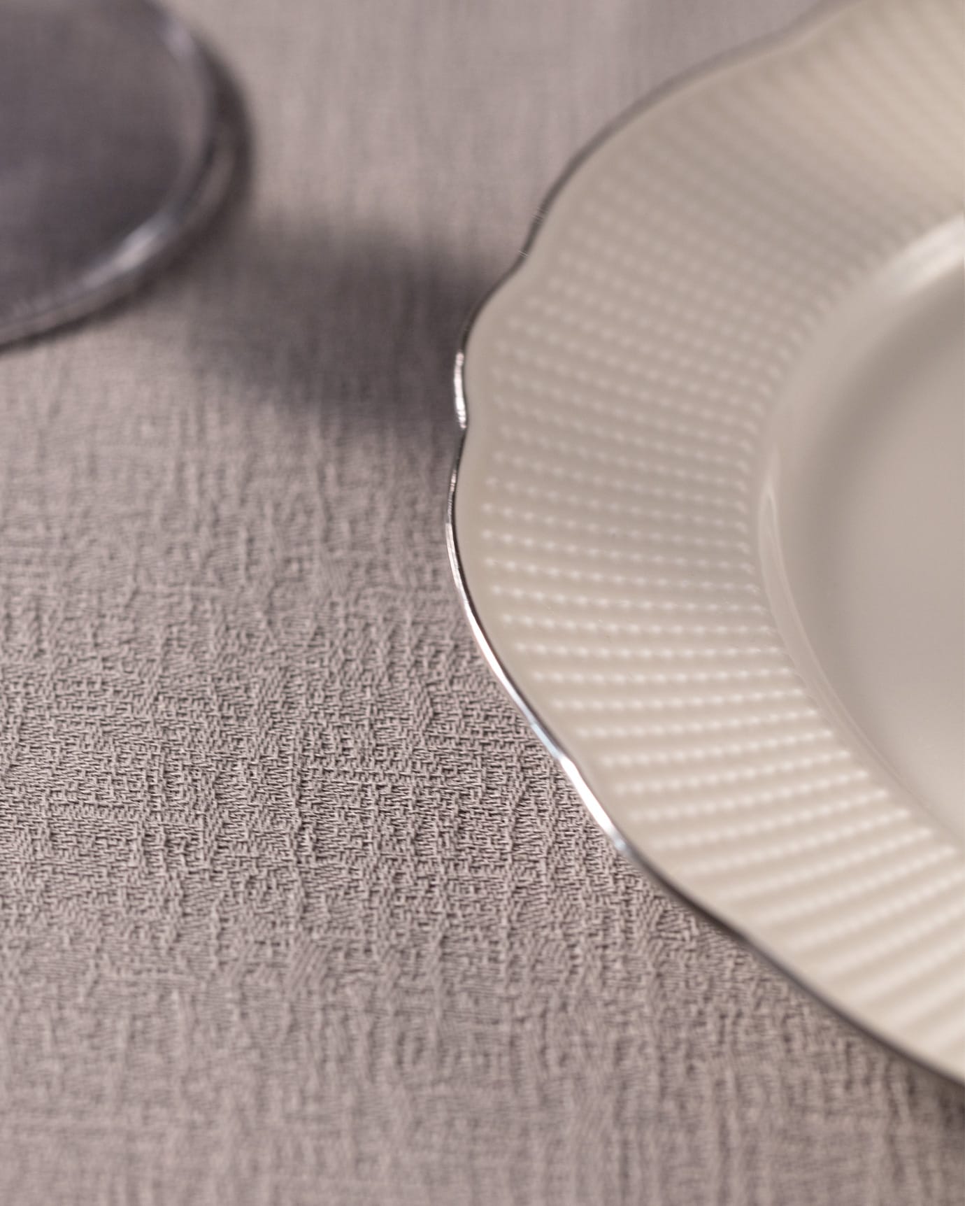Elegant New Bone Porcelain 6-Person Dinner Set - Gold Trim
