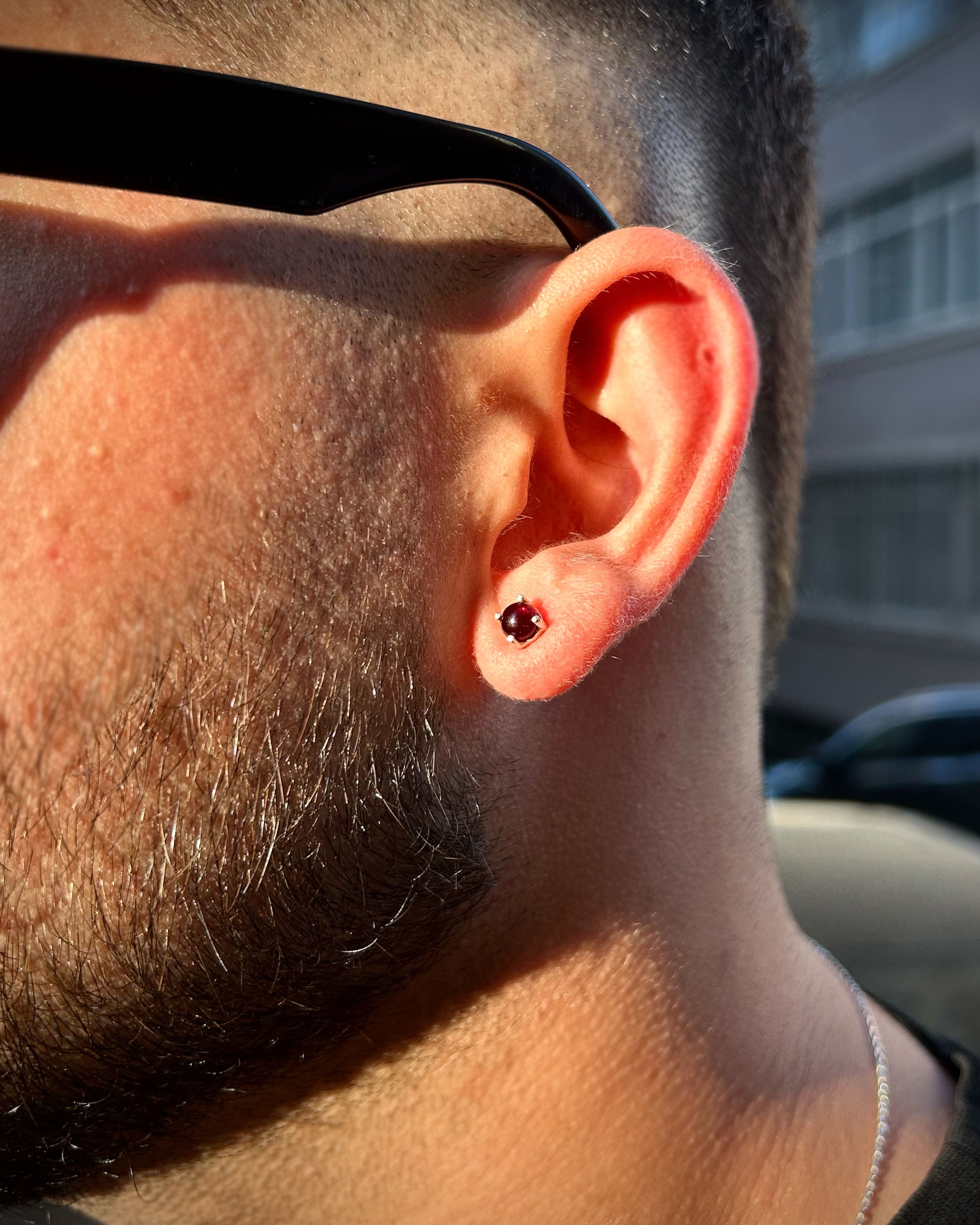 Pánský náušnice pecka z 925 sterlingového stříbra – minimalistický bordó kámen