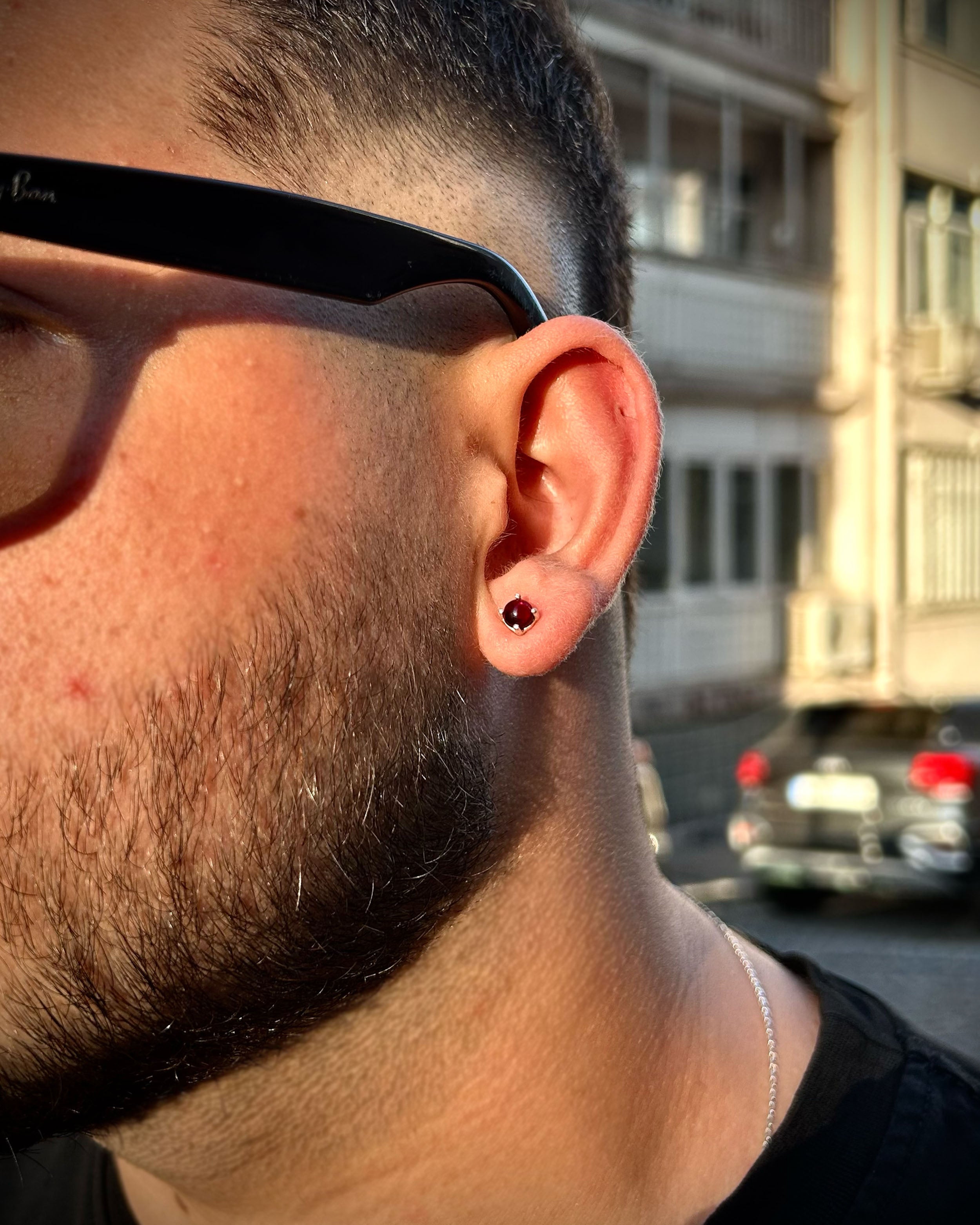 Pánský náušnice pecka z 925 sterlingového stříbra – minimalistický bordó kámen