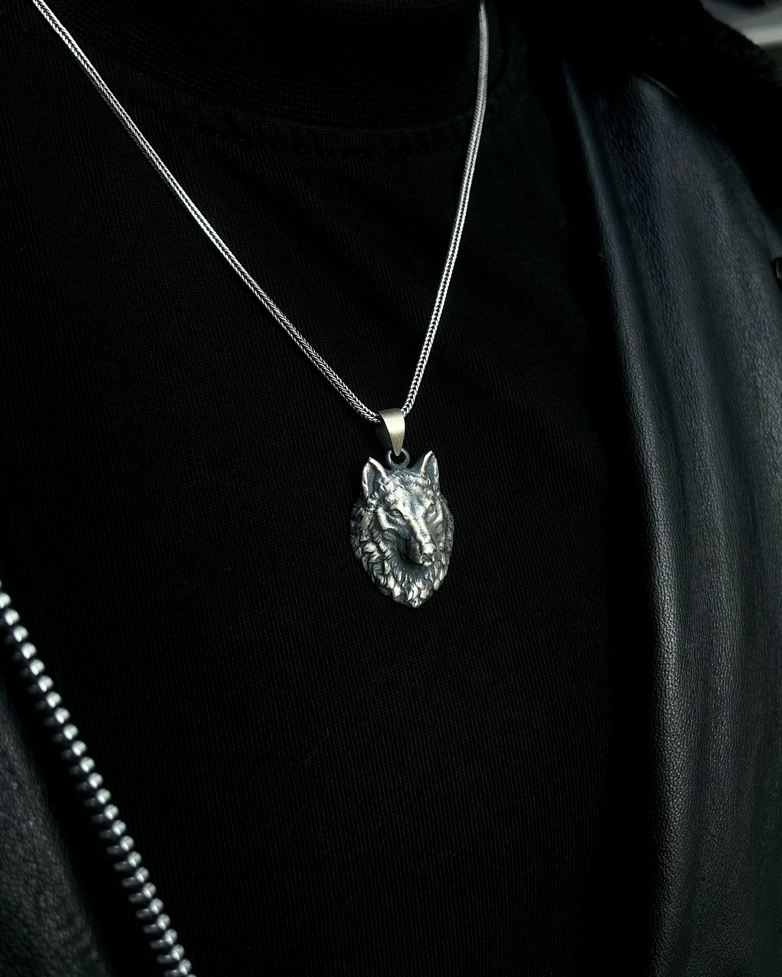 Náhrdelník s přívěskem 3D vlka ze stříbra - symbol svobody