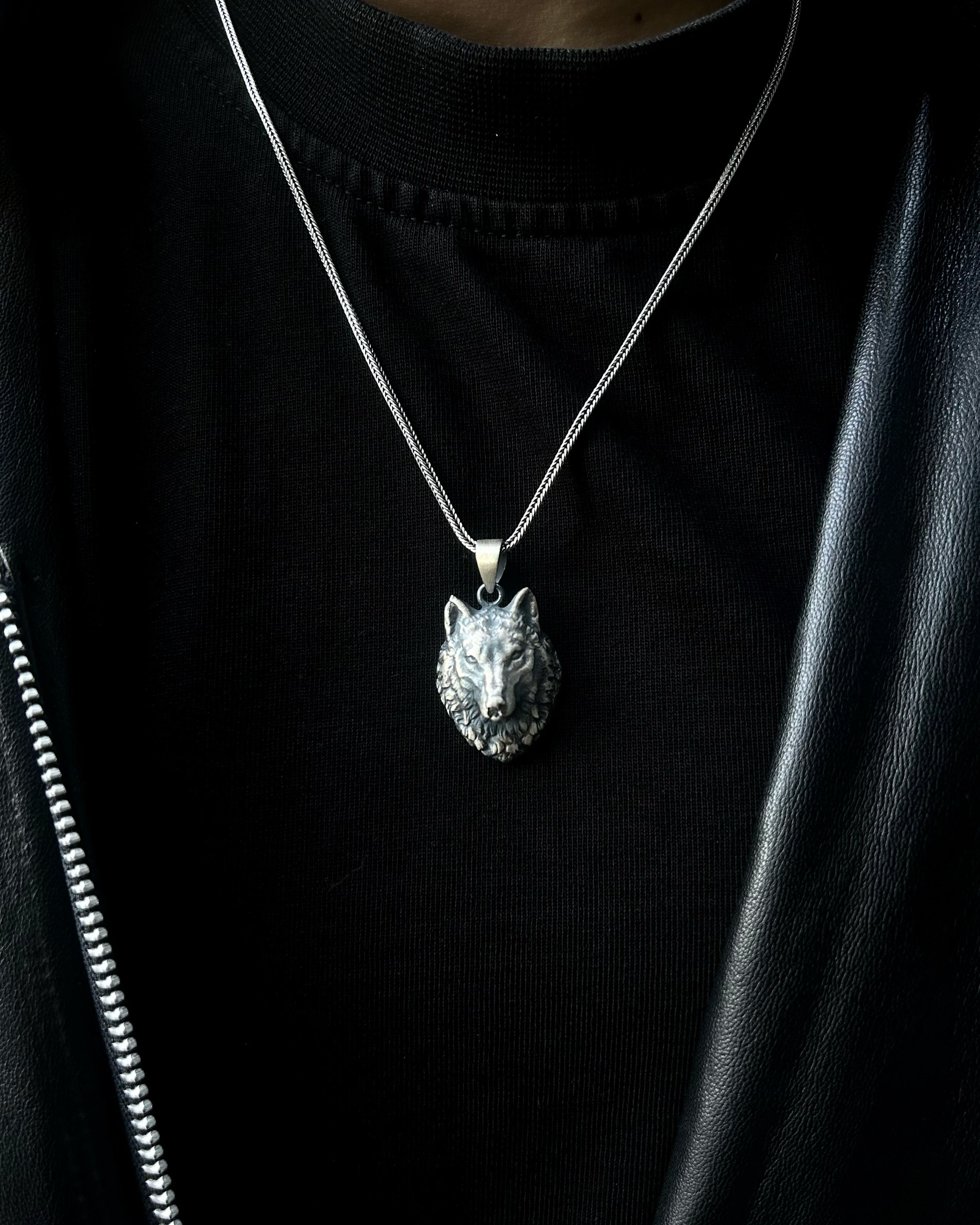 Náhrdelník s přívěskem 3D vlka ze stříbra - symbol svobody