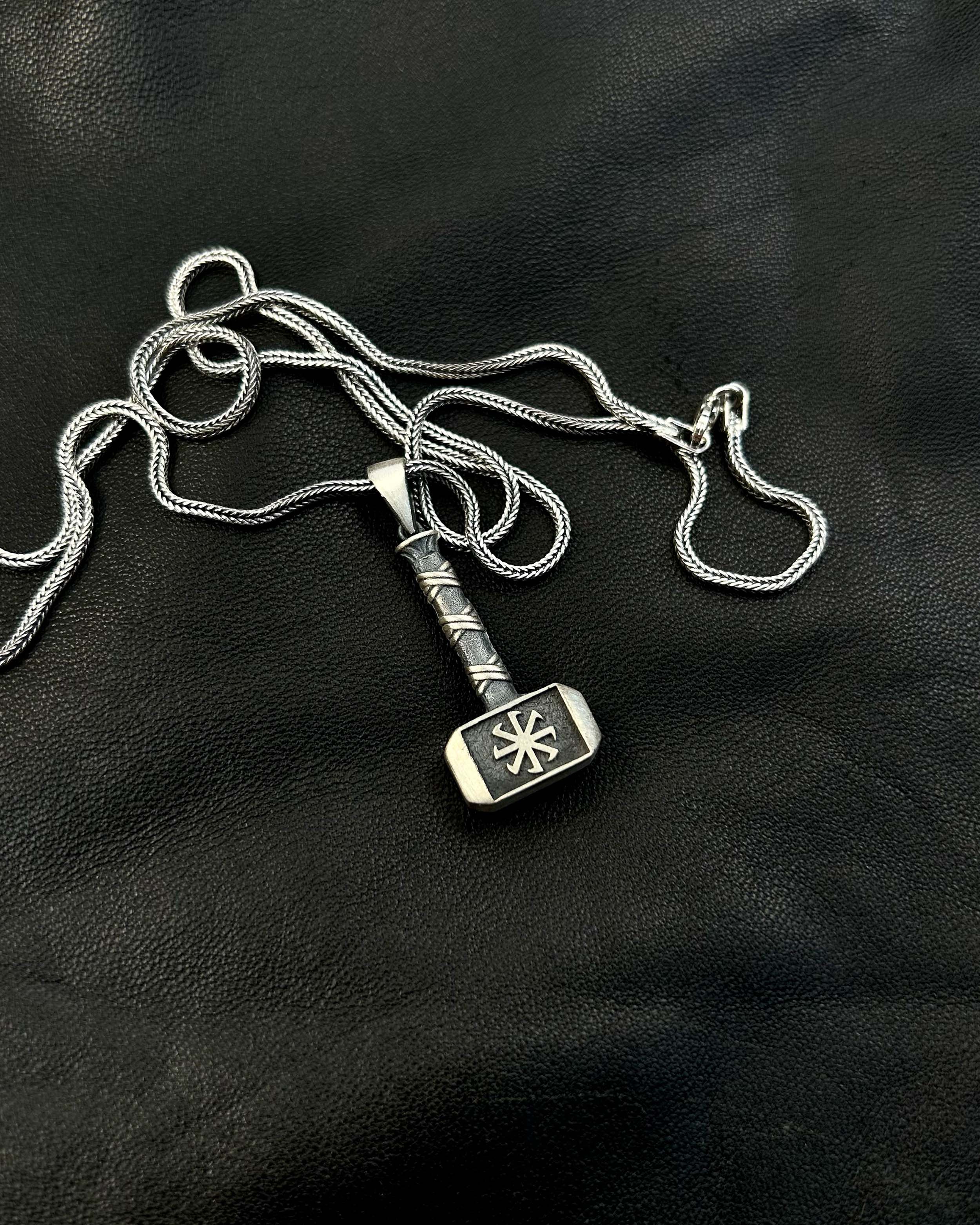 Collana Mjolnir in Argento Sterling 925 - Simbolo di Forza e Coraggio