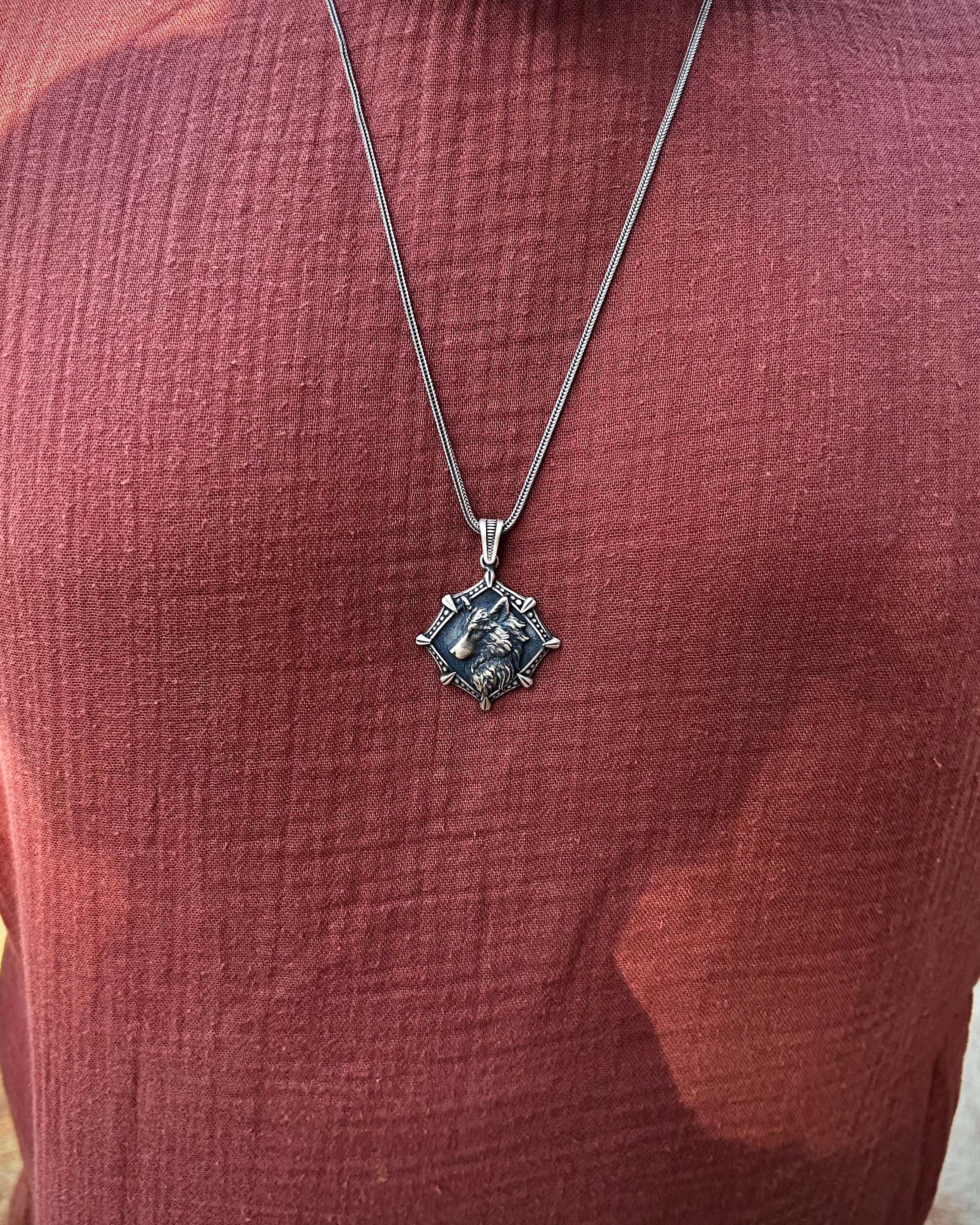 925纯银狼头徽章项链 - 大胆力量象征