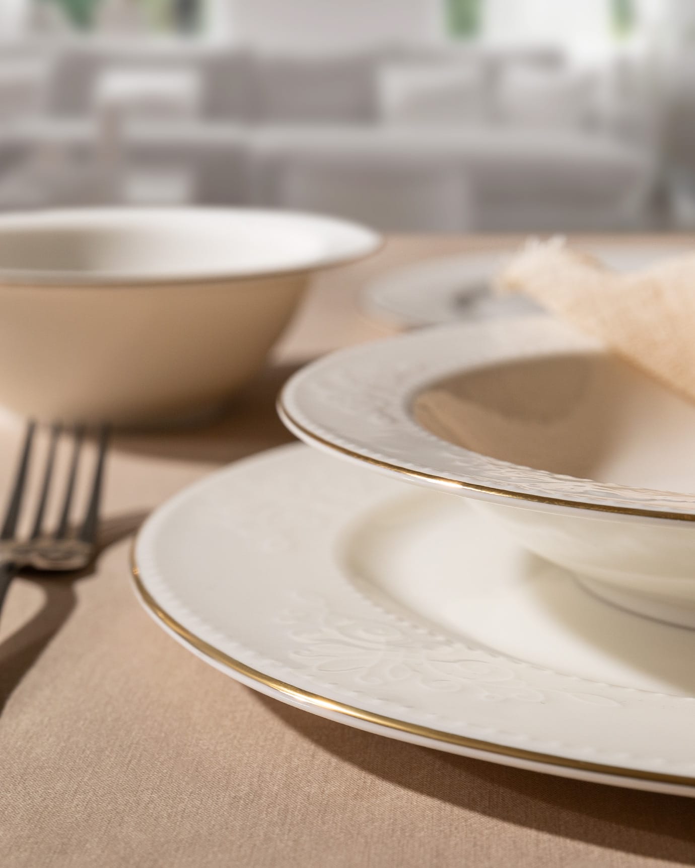 New Bone Porcelain 24-Piece Dinner Set - Elegant Relief & Gold