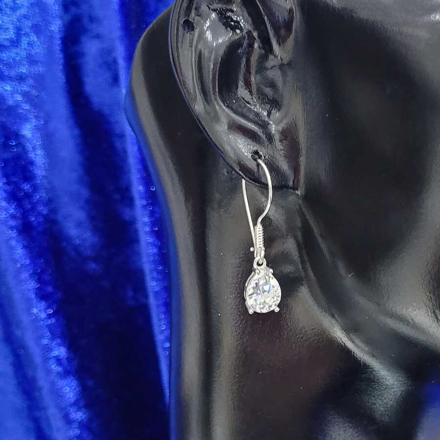 Náušnice z ryzího stříbra se zirkonem ve tvaru kapky - elegantní výrazný doplněk