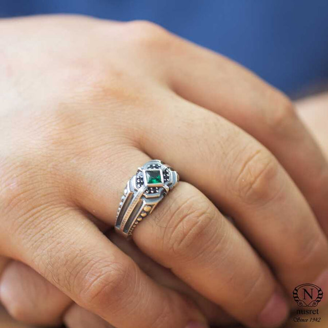 925 Sterling Silver Men's Ring with Square Emerald & Onyx Motif