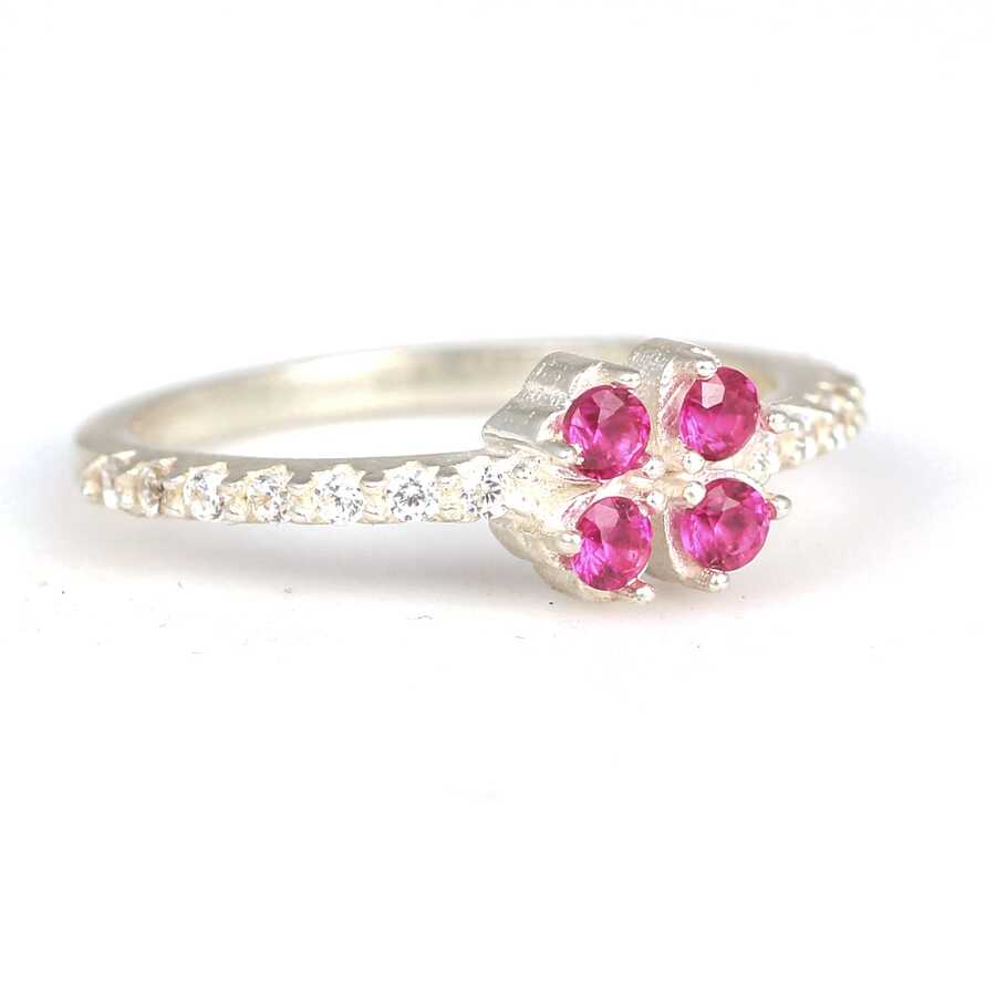 Anillo profesional de cuatro piedras color rubí en plata de ley 925