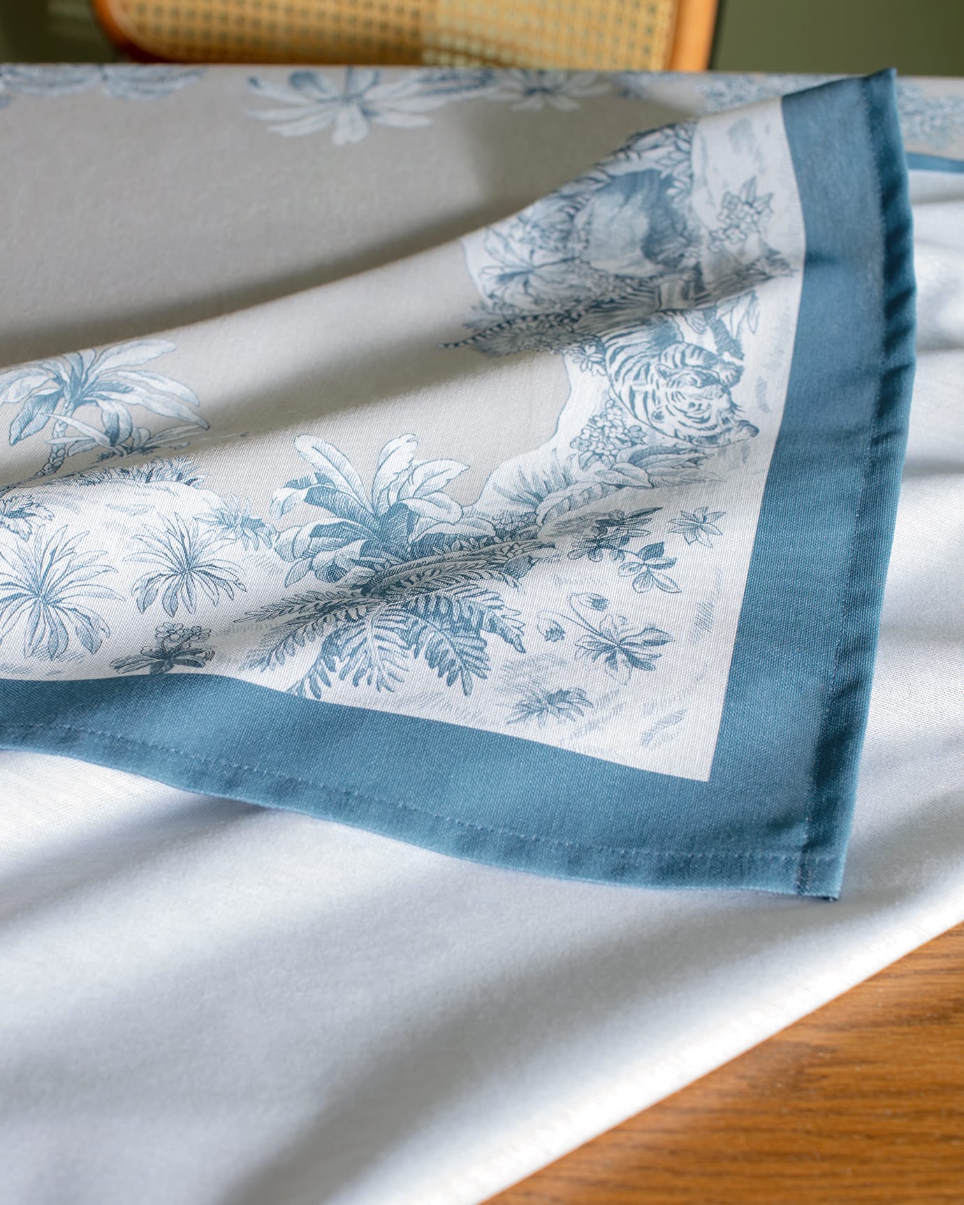 Premium Cotton Blend Tablecloth - Elegant & Durable Design