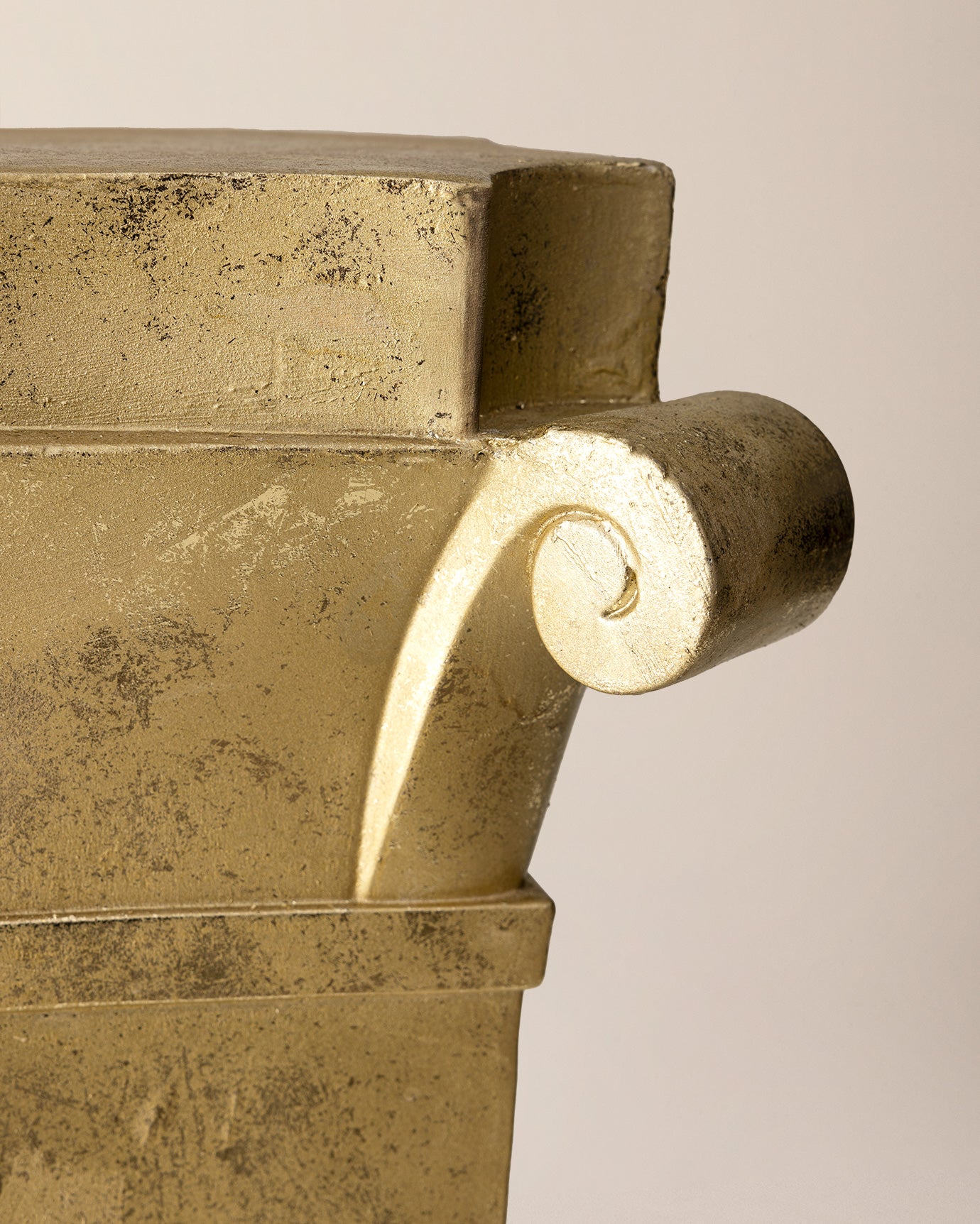 Resin Marais Stand - Elegant Gold Finish