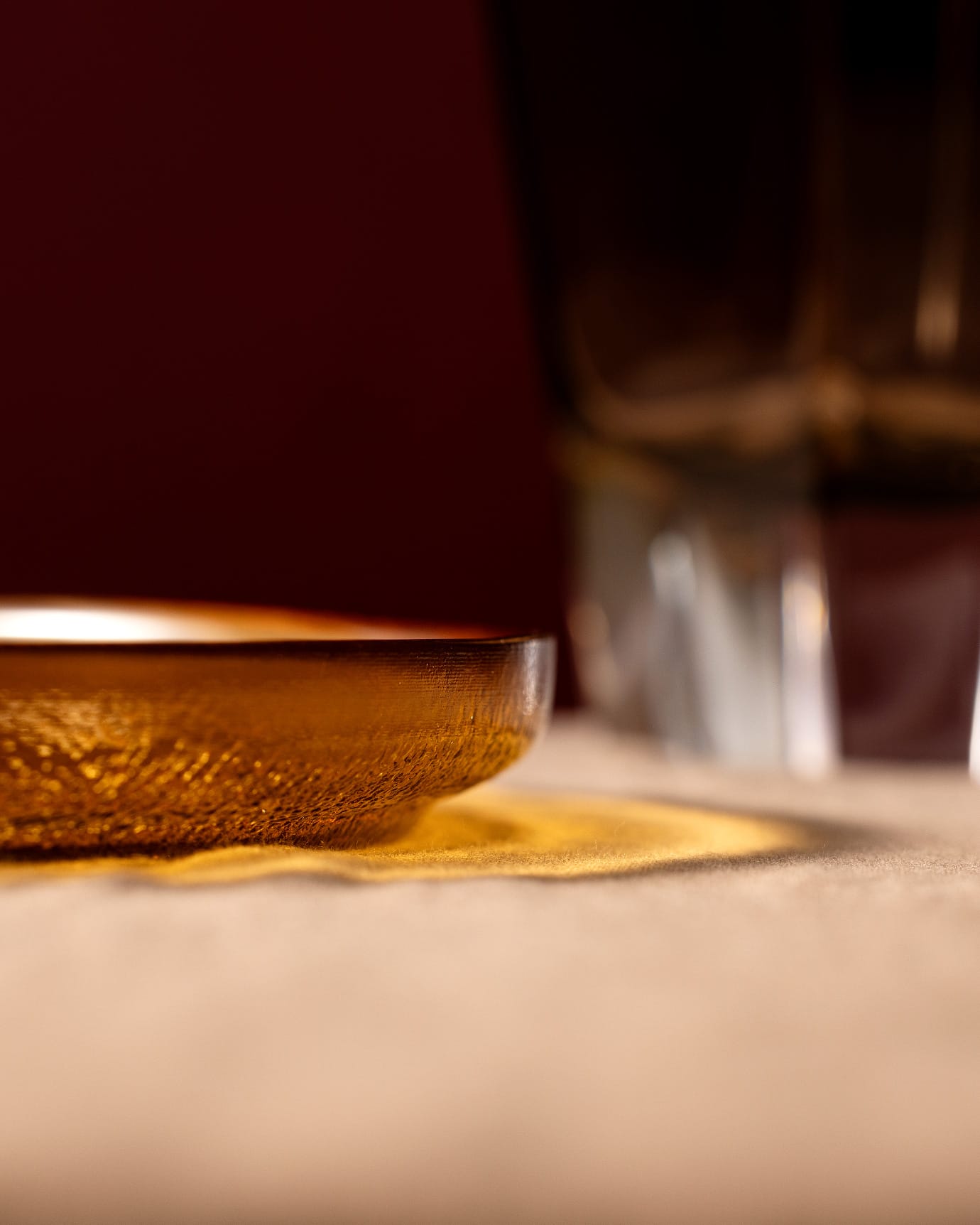 Premium Glass Serving Plate - Sophisticated Crocus Design for Modern Tables