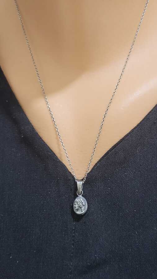 925 Sterling Silver Miniature Elizabeth Profile Pendant - Iconic Design