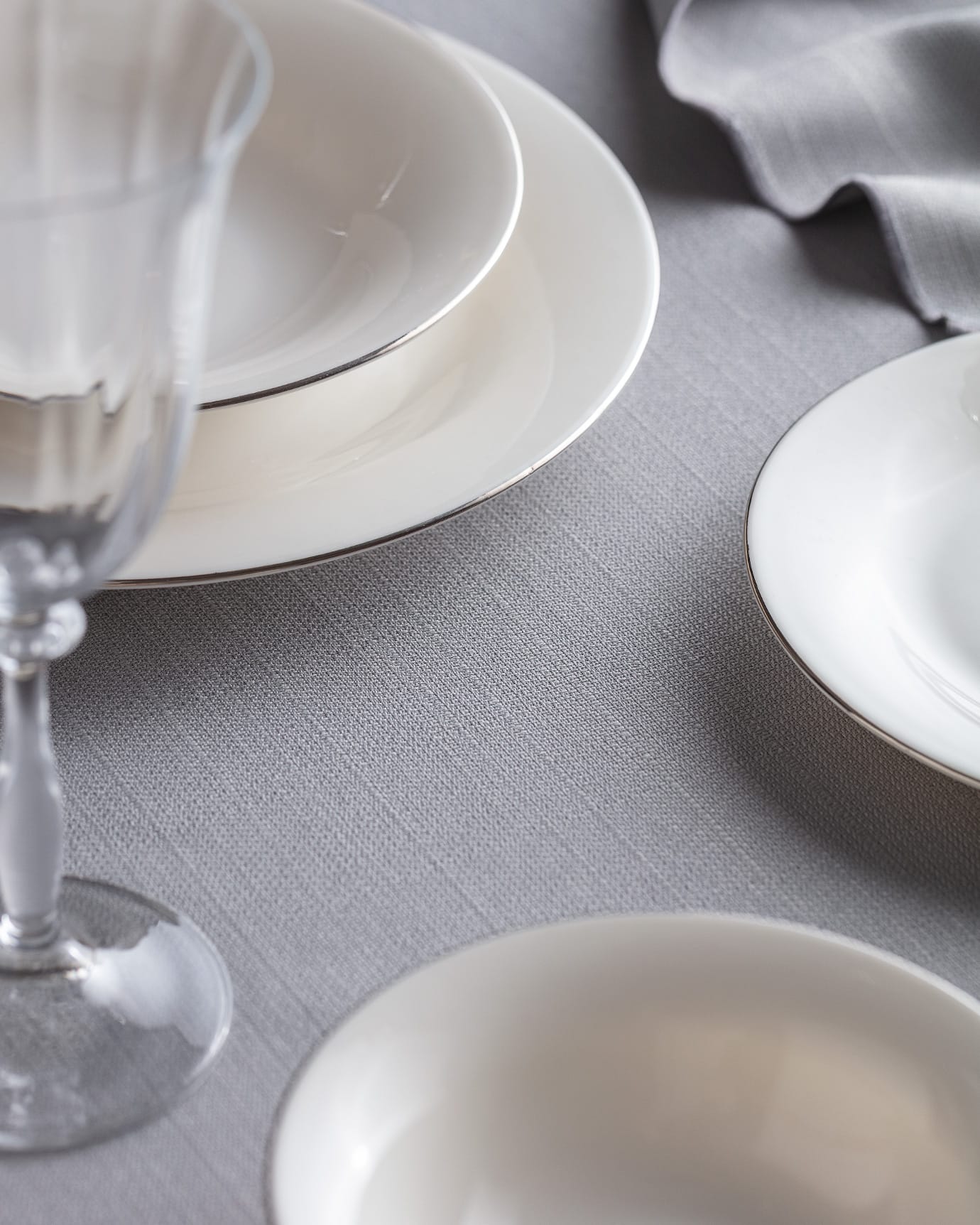 New Bone Porcelain 24-Piece Dinnerware Set - Elegant White & Silver
