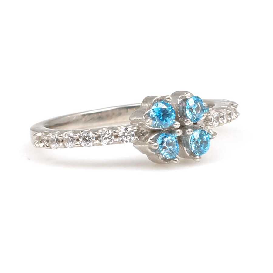 Bague délicate en argent sterling avec trèfle et zircon de couleur tanzanite