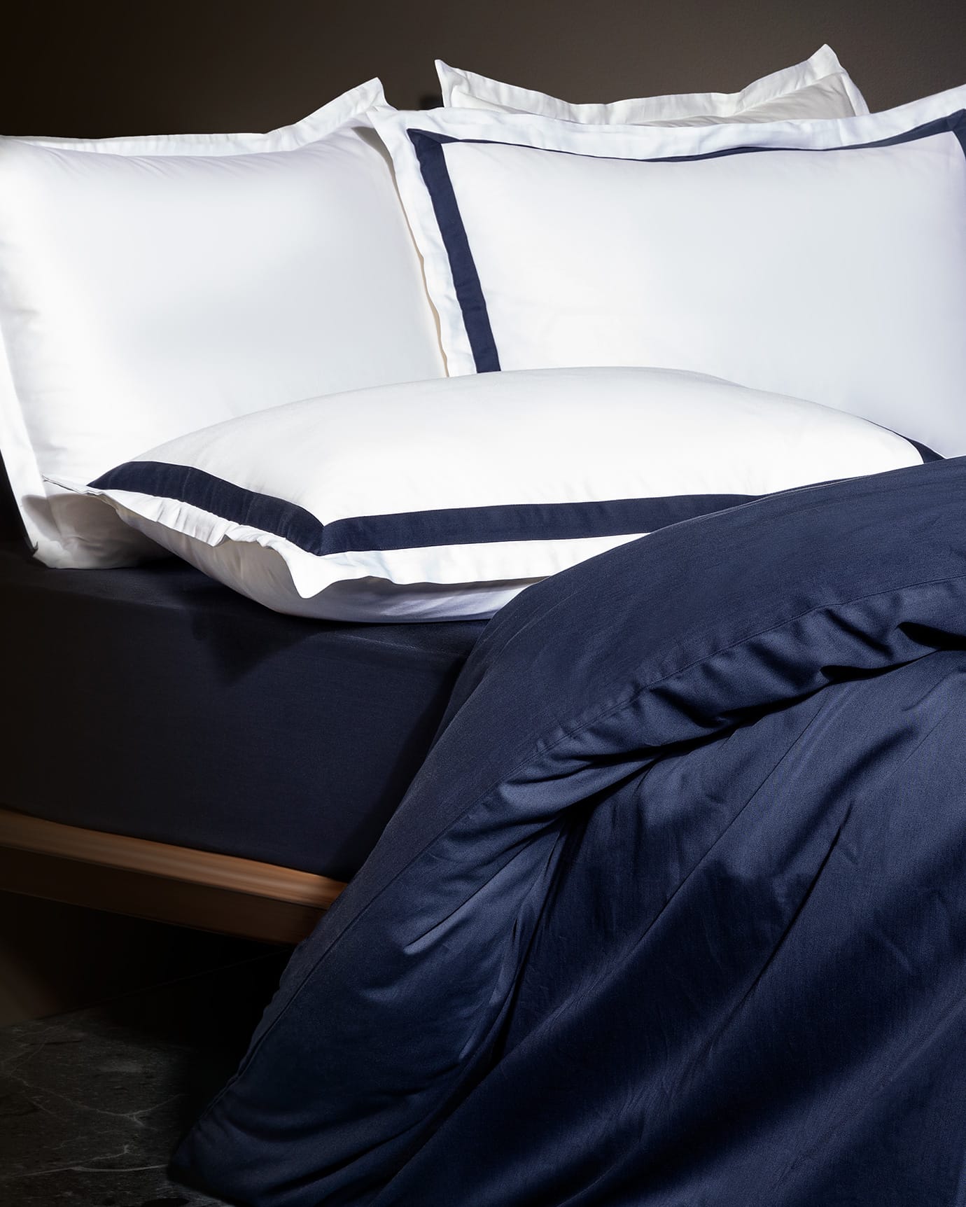 King Size Satin Dynebetræk Sæt - Hvid & Marineblå Kant Accent Sengetøj
