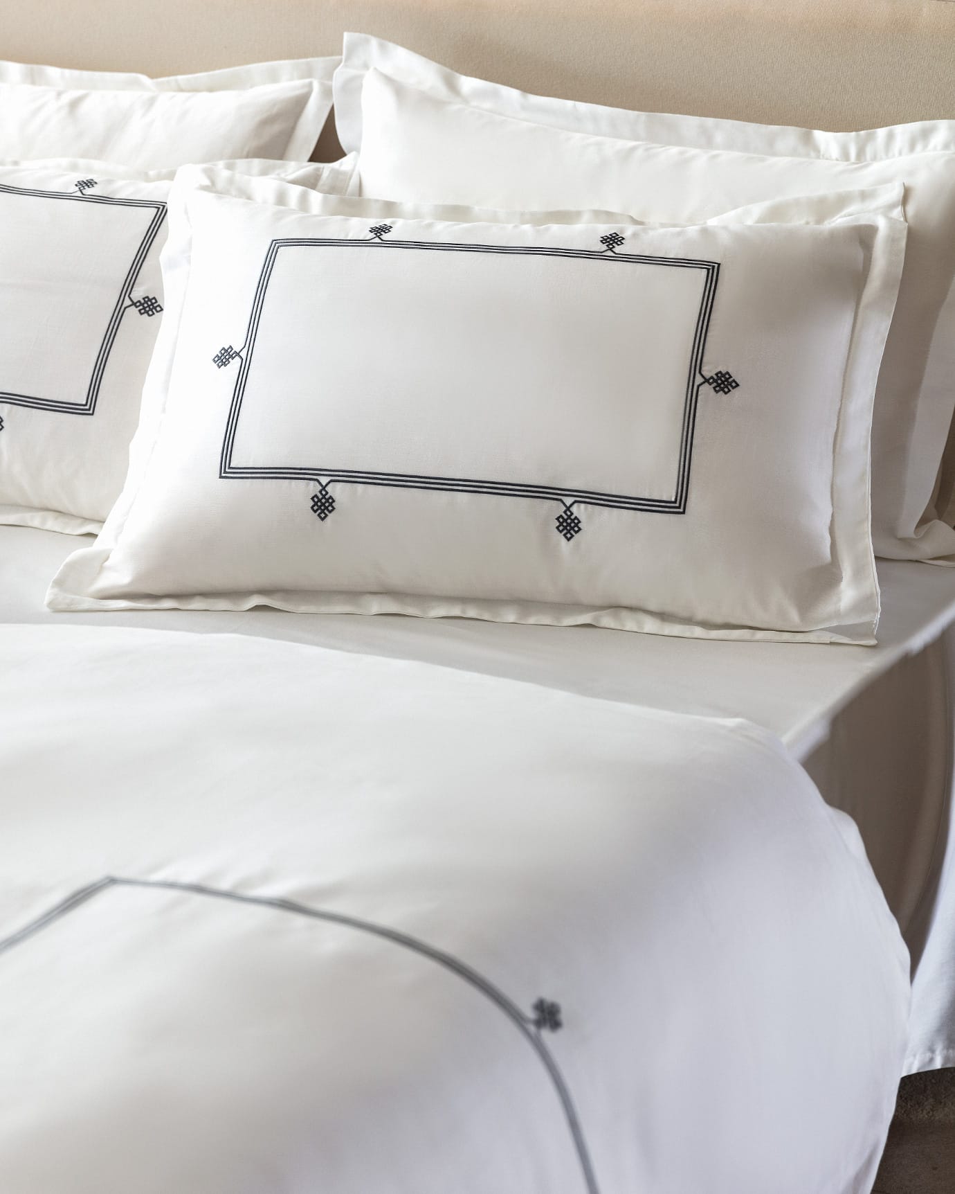Lilas Design Luxury Satin Embroidered Bedding Set