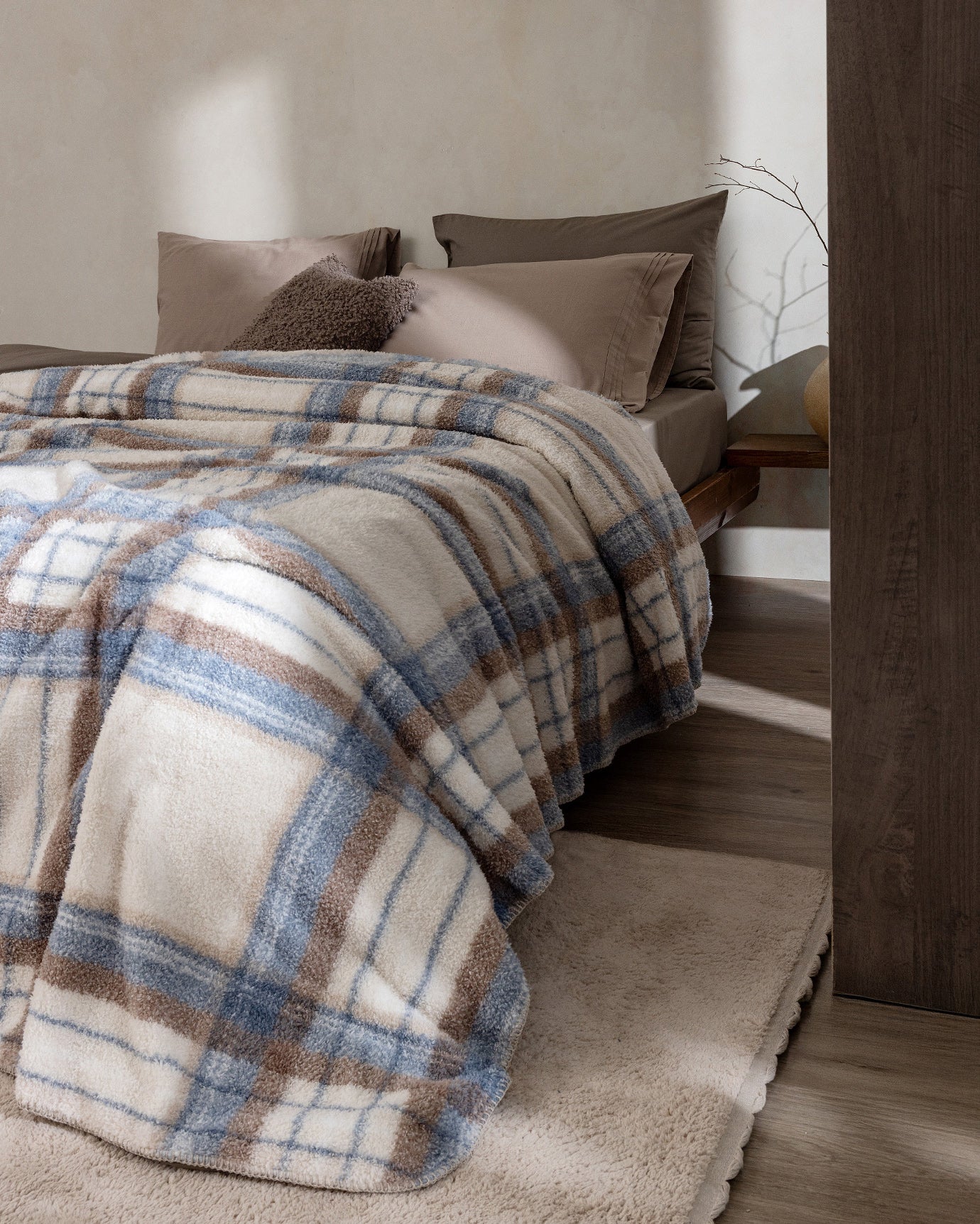 Soft Polyester Sherpa Blanket - Reversible Ecru & Blue Comfort