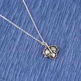 Collar con colgante de hoja de plátano estampada en plata de ley 925