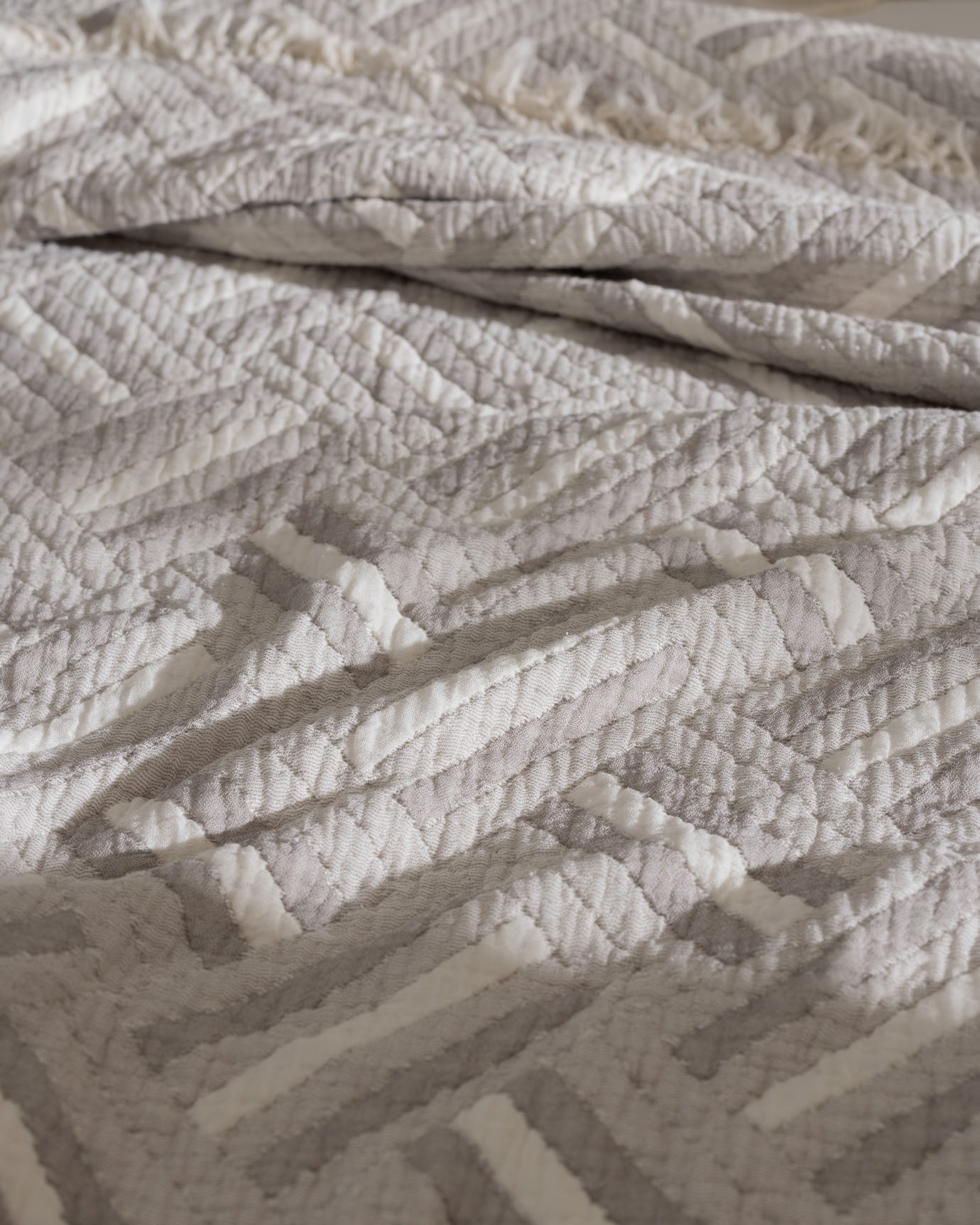 100% Cotton Double Bedspread - Soft & Versatile Design