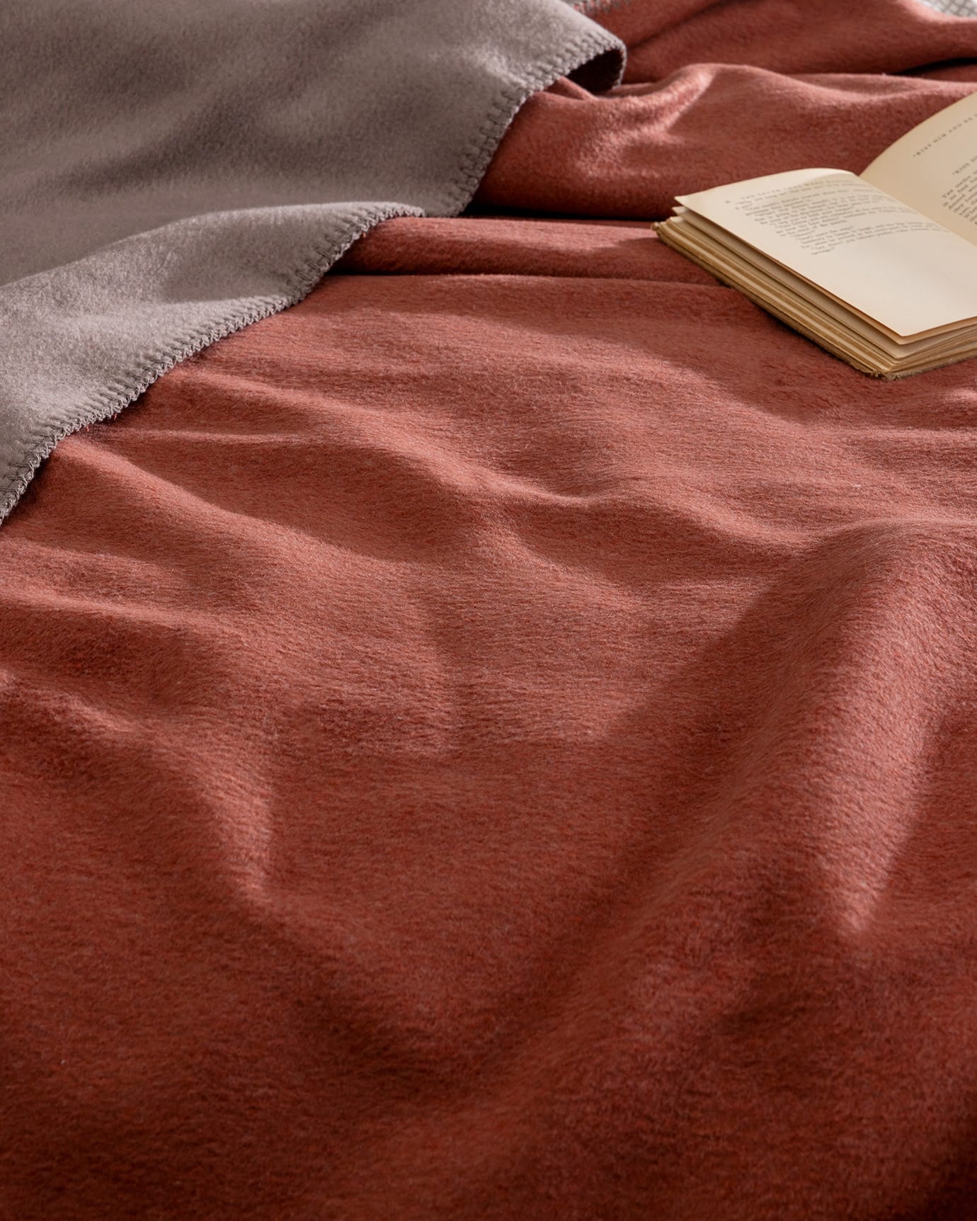 Luxurious Jacquard Cotton Blend Single Blanket - Soft & Stylish Comfort