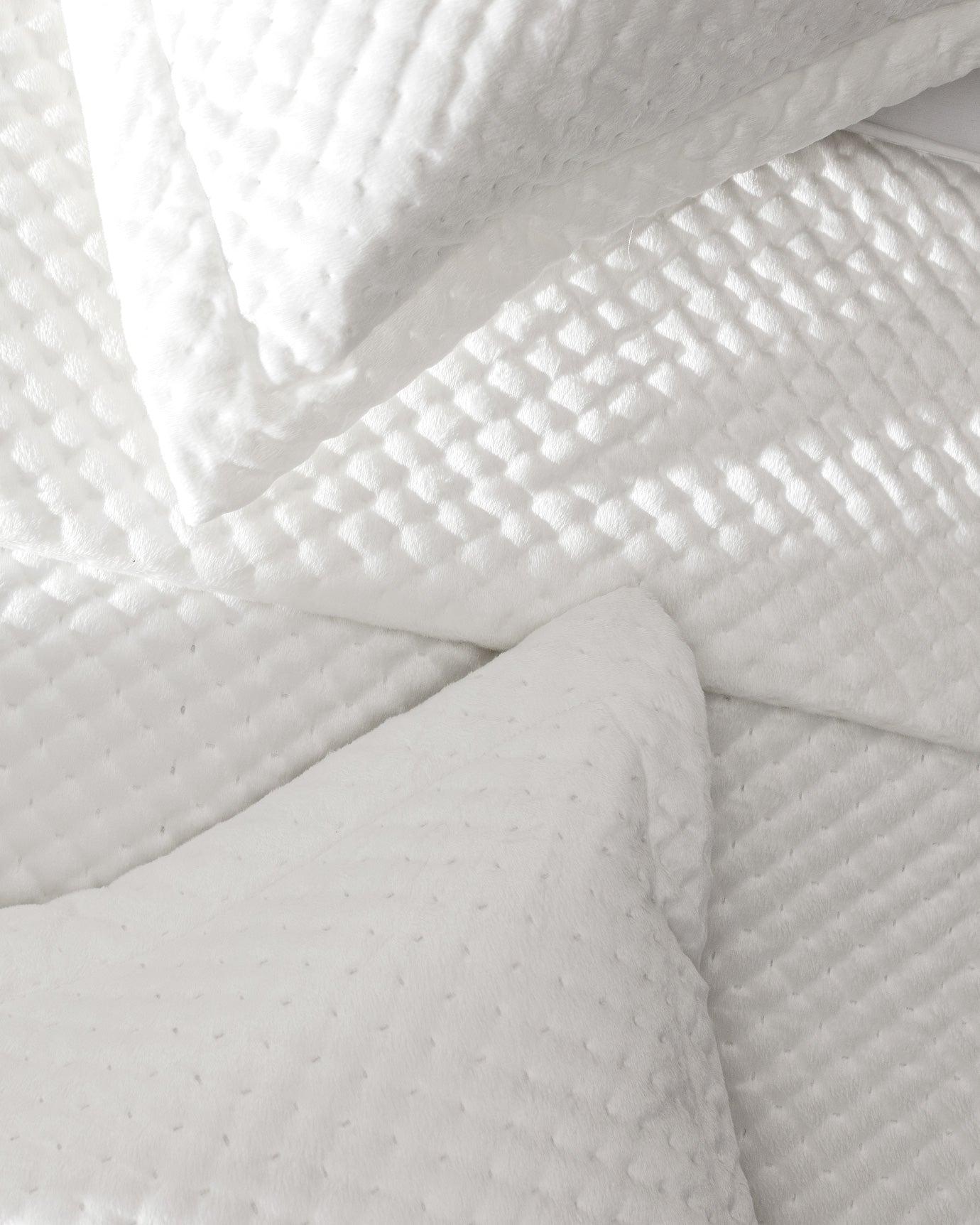 Soft Velvet Twin Bedspread - Elegant Quilted Bed Cover