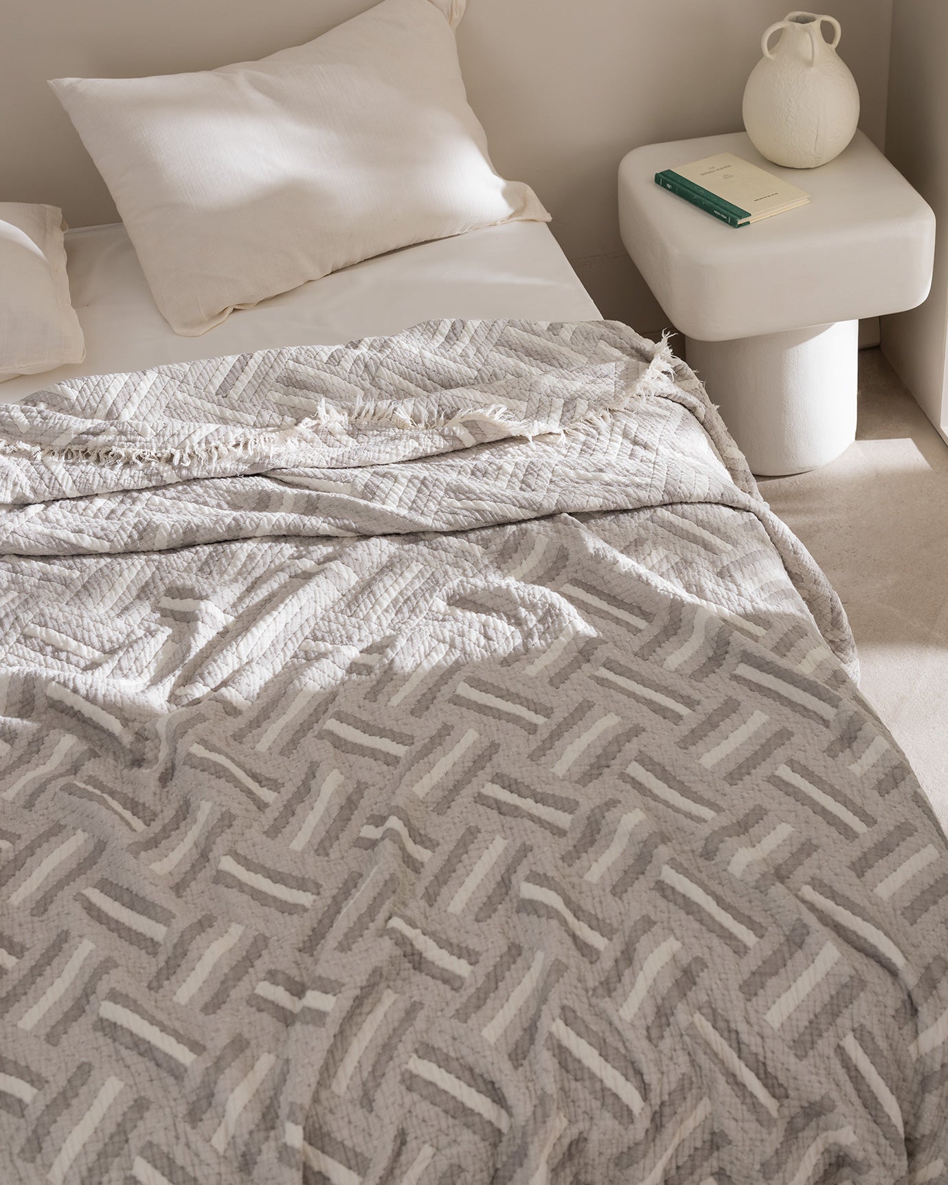 100% Cotton Double Bedspread - Soft & Versatile Design