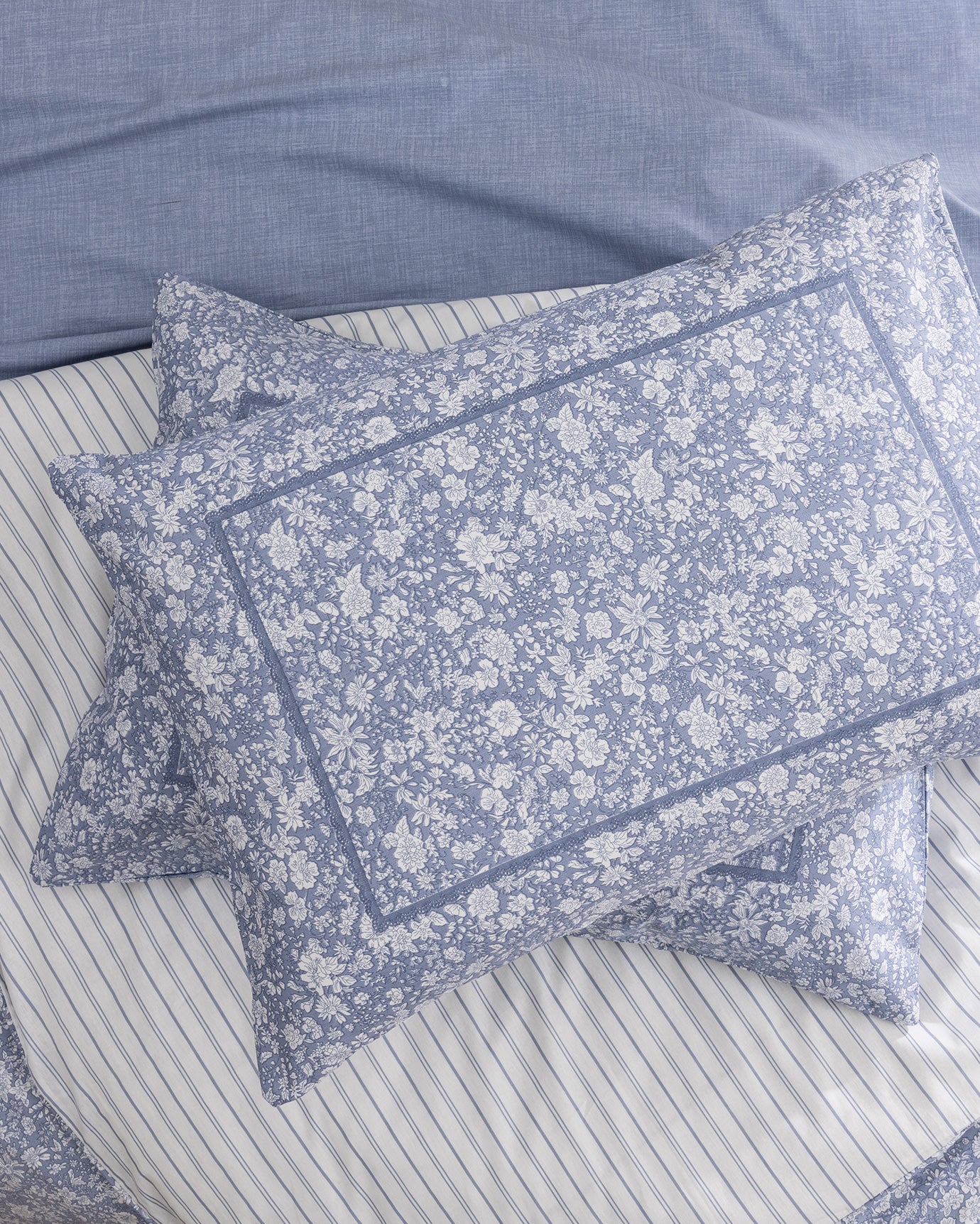 100% Cotton King Size Bedding Set - Fitted Sheet & Printed Design