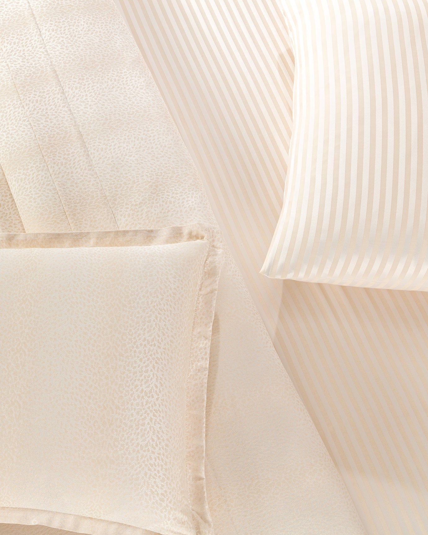 Jacquard Sateen Queen Bedding Set - Gold