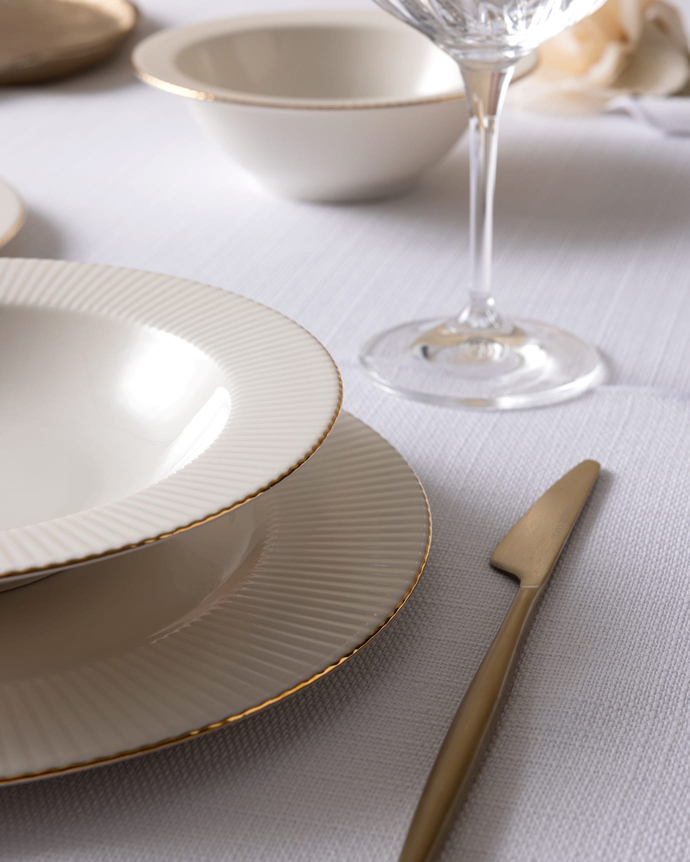 New Bone Porcelain 6-Person Dinner Set - Elegant Gold Trim