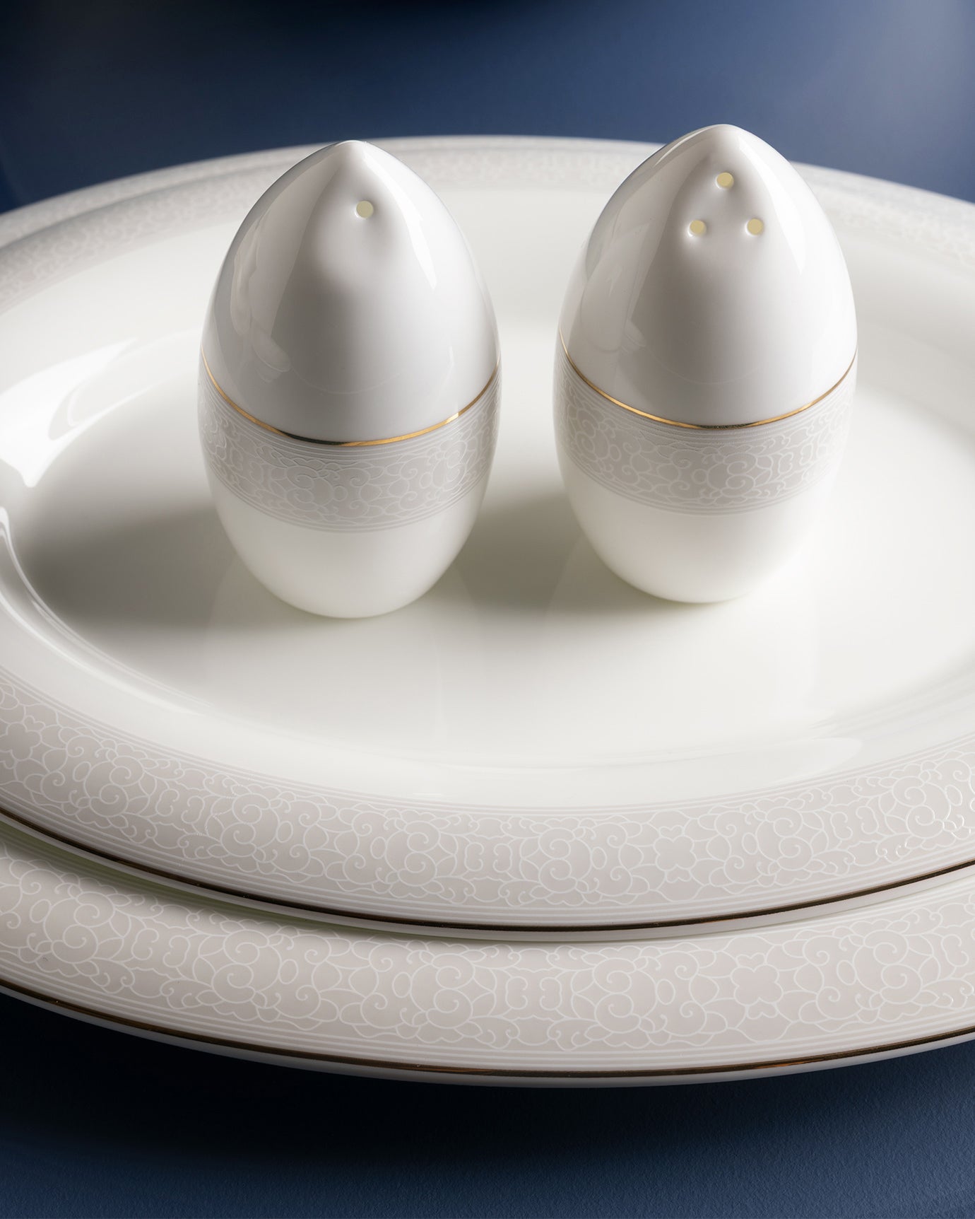 Fine Bone Porcelain 6-Person Dinnerware Set - Elegant White Design