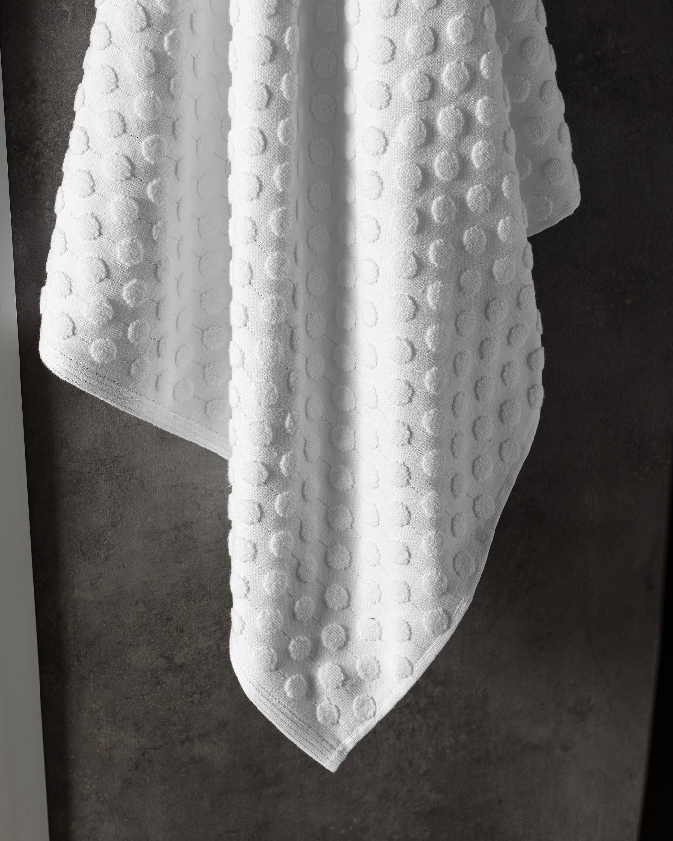 100% Cotton Luxury Bath Towel - Plush & Absorbent Comfort