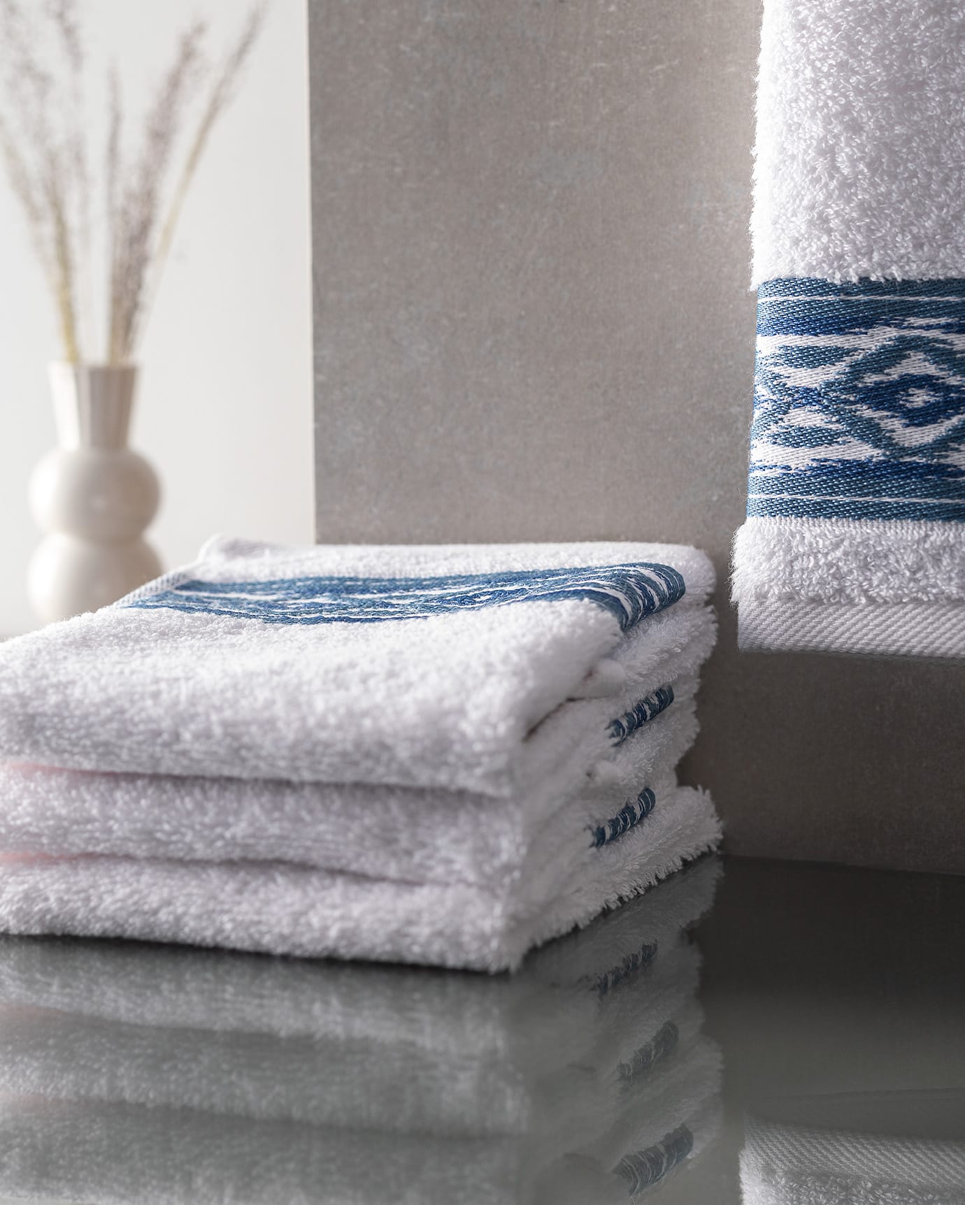 4-Pack 100% Cotton Hand Towel Set - Soft Absorbent Bathroom & Guest Towels - White & Blue