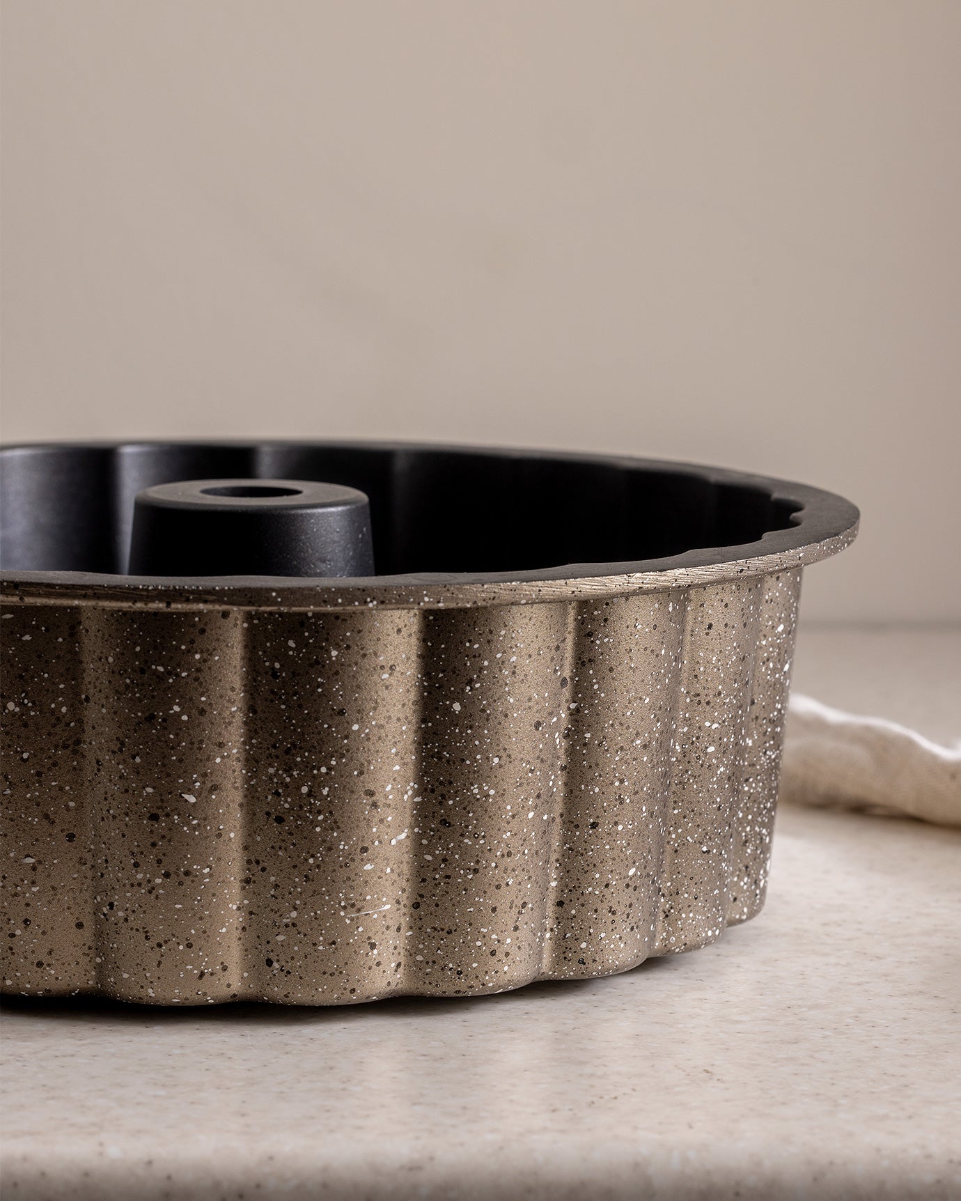 Melay Design Non-Stick Cake Pan, Mink Gray