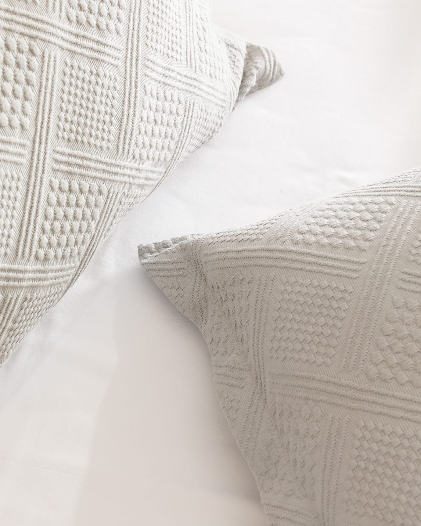 King Size 100% Cotton Luxury Triangle Geometric Bedspread - Grey