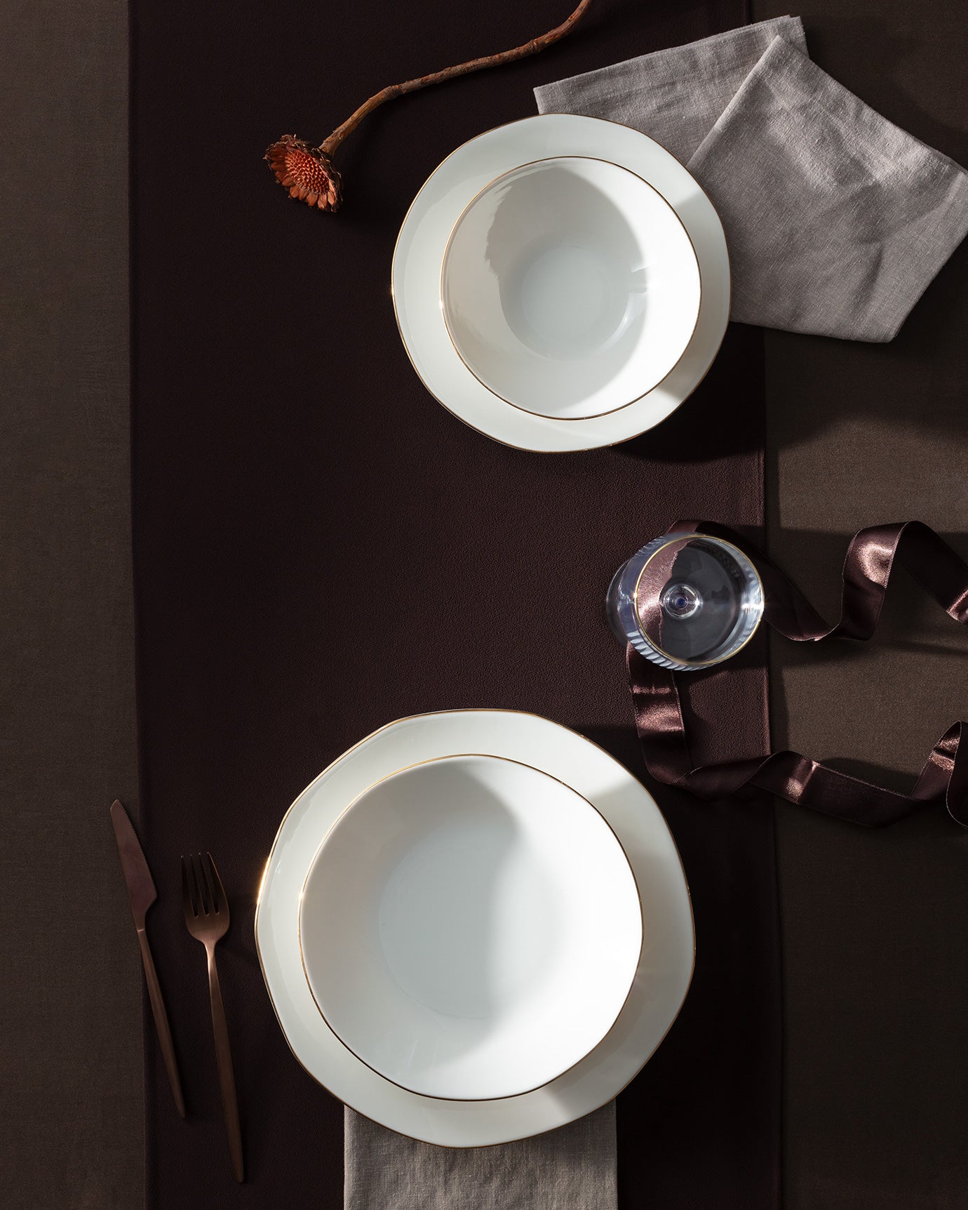 Nyt Bone China Middagsæt til 6 personer - Elegant Metallic Kant