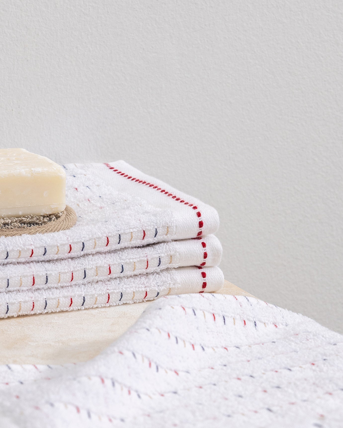 Lot de 4 serviettes à main en coton doux et absorbant - Ensemble salle de bain et cuisine blanc et rouge