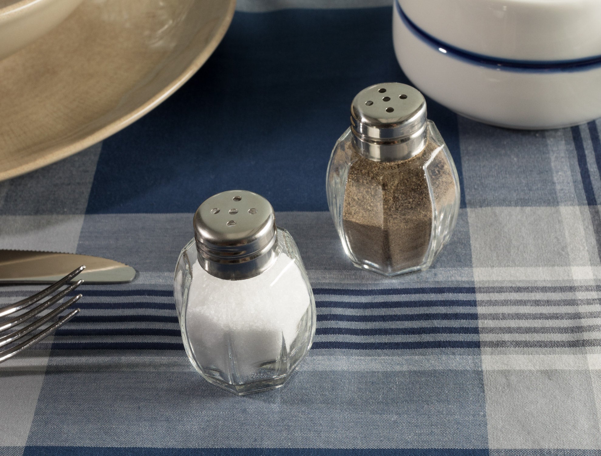 Ensemble de 2 Shakers en Verre et Métal - Accent Contemporain pour la Table
