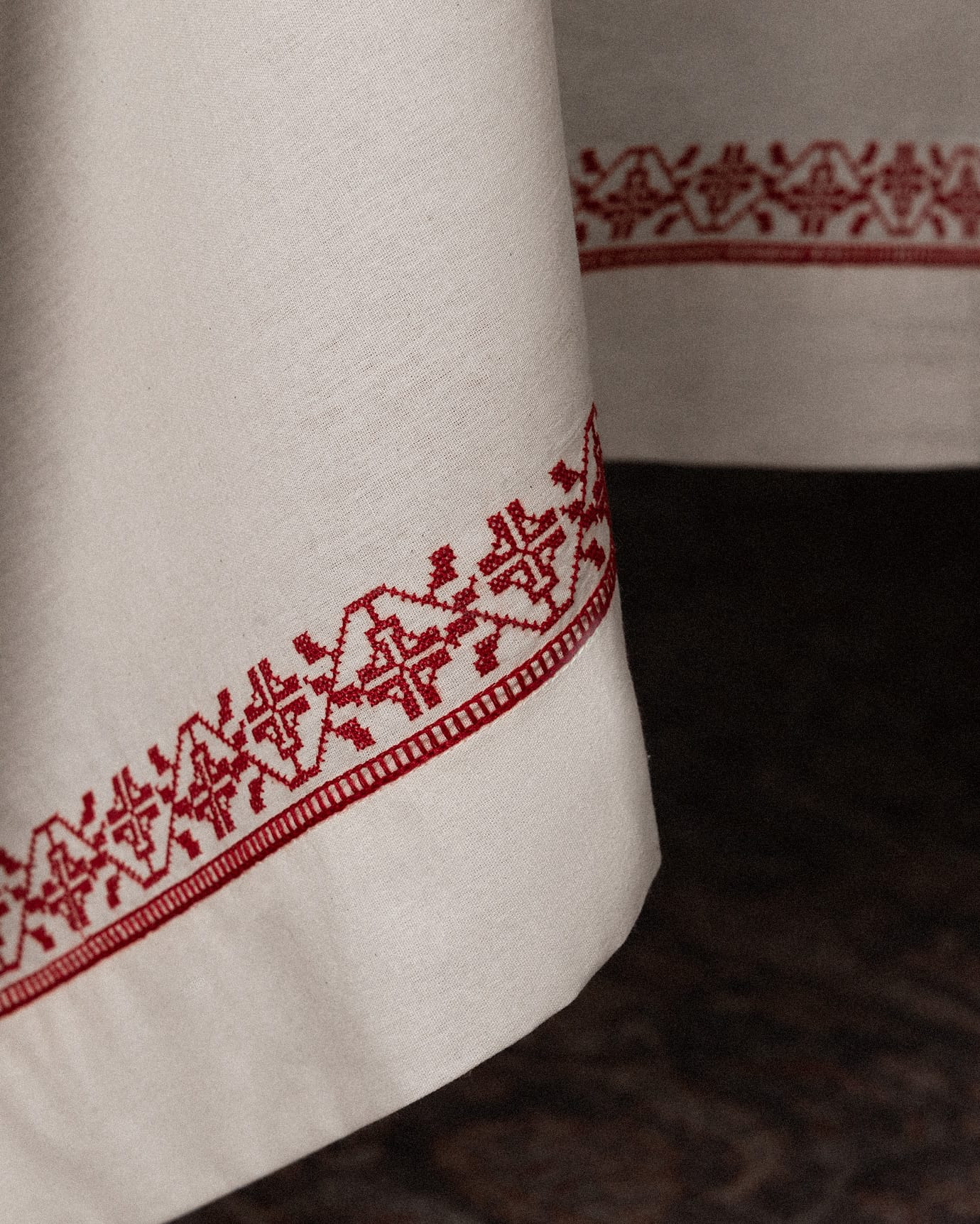 100% Cotton Ombrelot Tablecloth - Elegant Dining