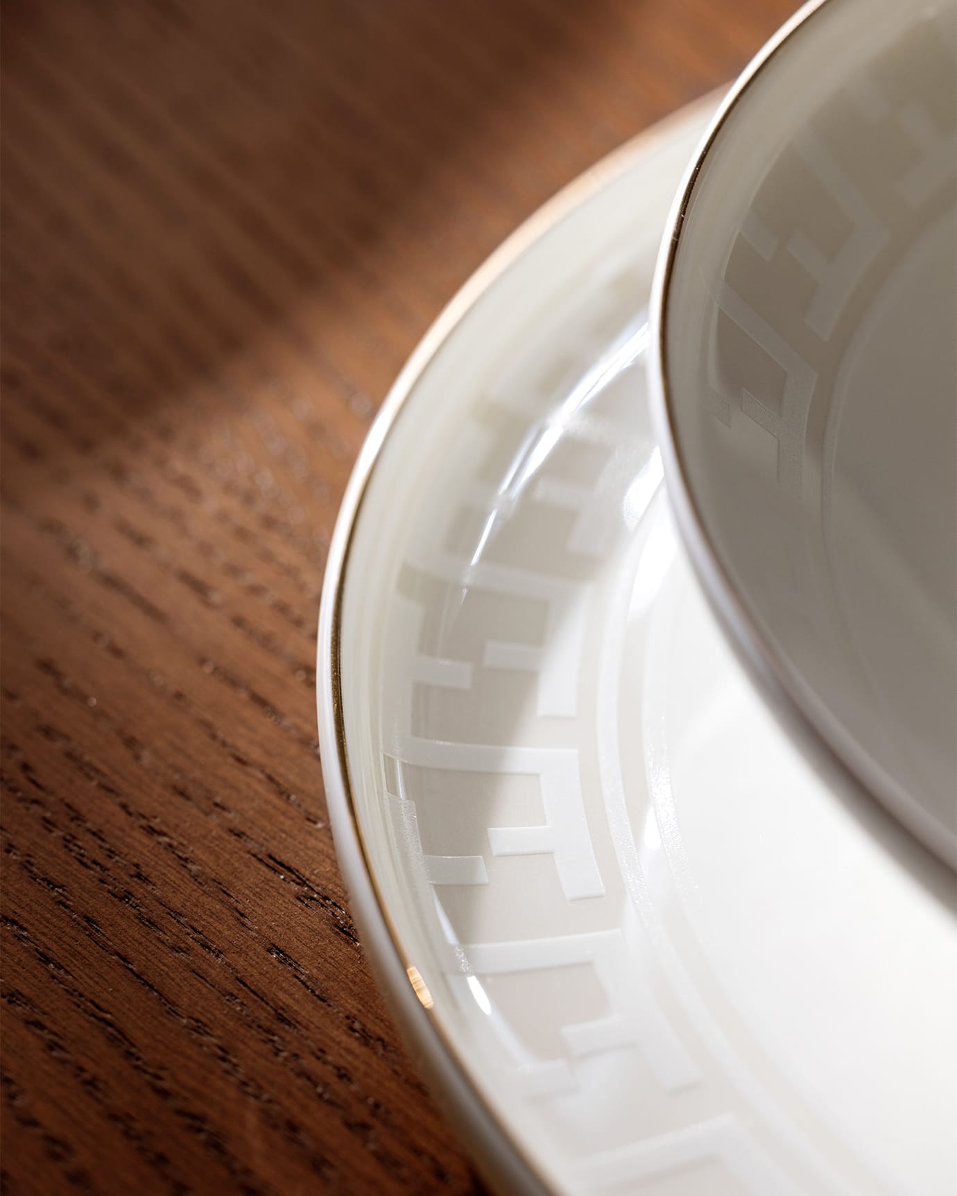 Fine Bone Porcelain 6-Person Dinnerware Set - Timeless Elegance