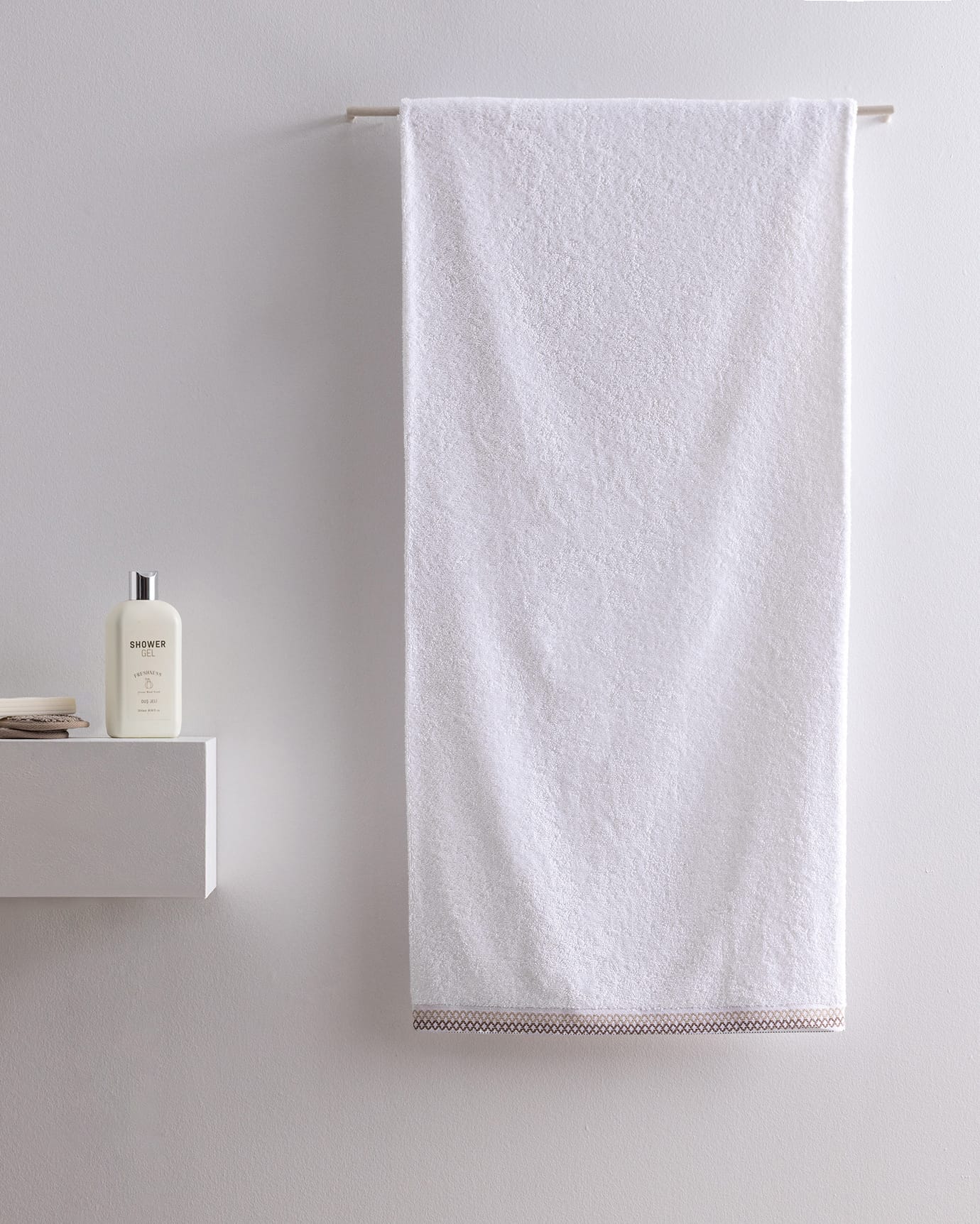 Serviette de bain en coton Topaze - Douce, absorbante et à séchage rapide, blanc/beige