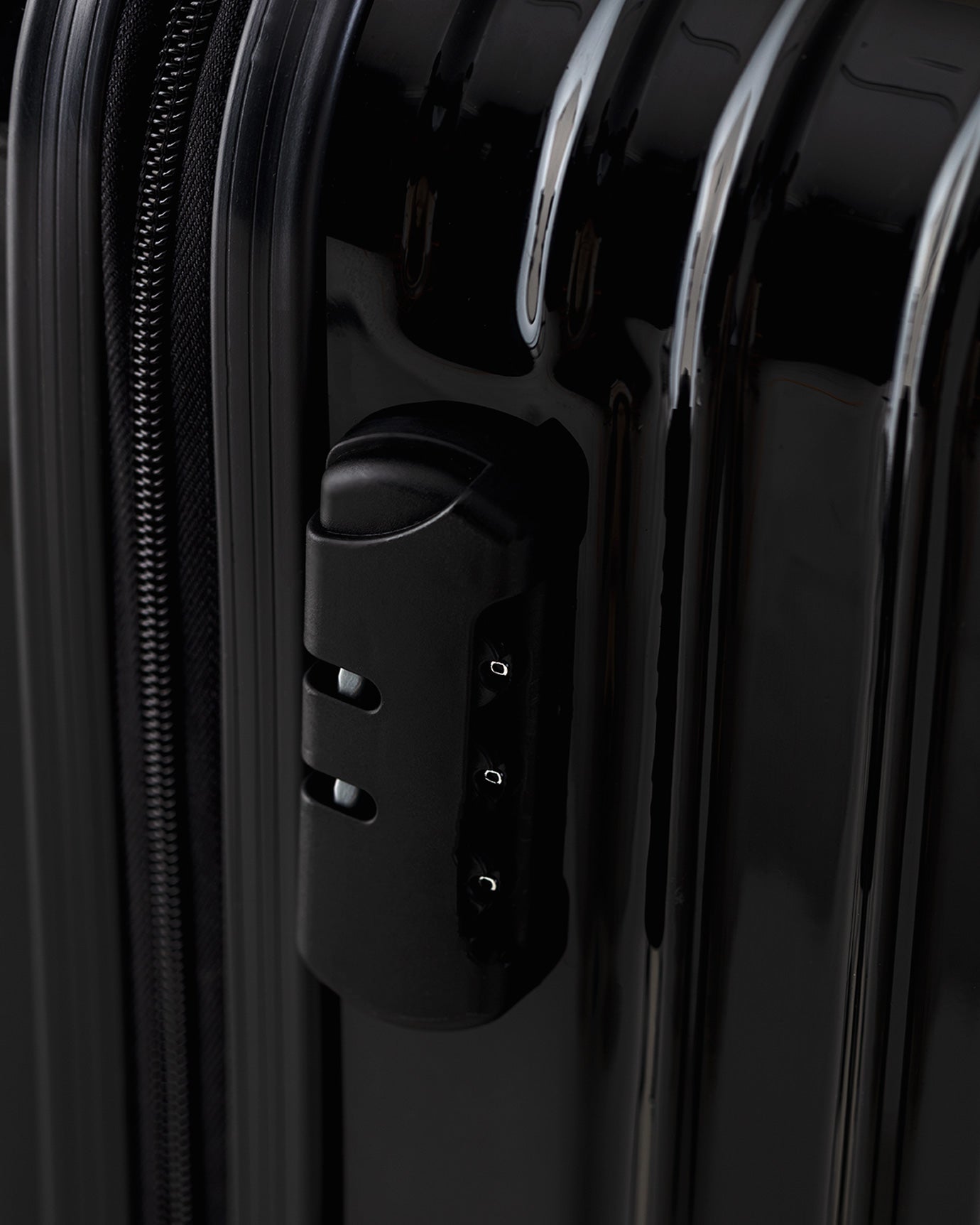 Polycarbonate Medium Suitcase - Durable & Lightweight Design