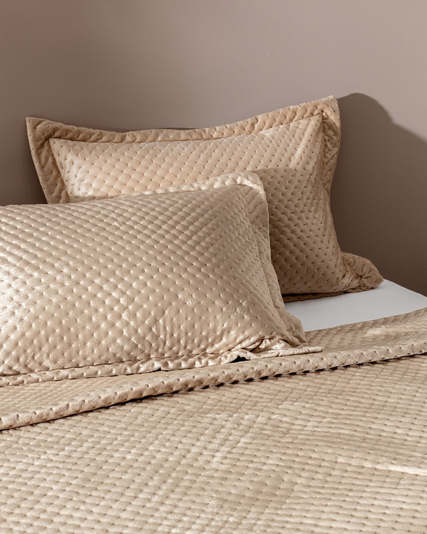 Luxurious Velvet Double Bedspread - Earth Tone Comfort & Style