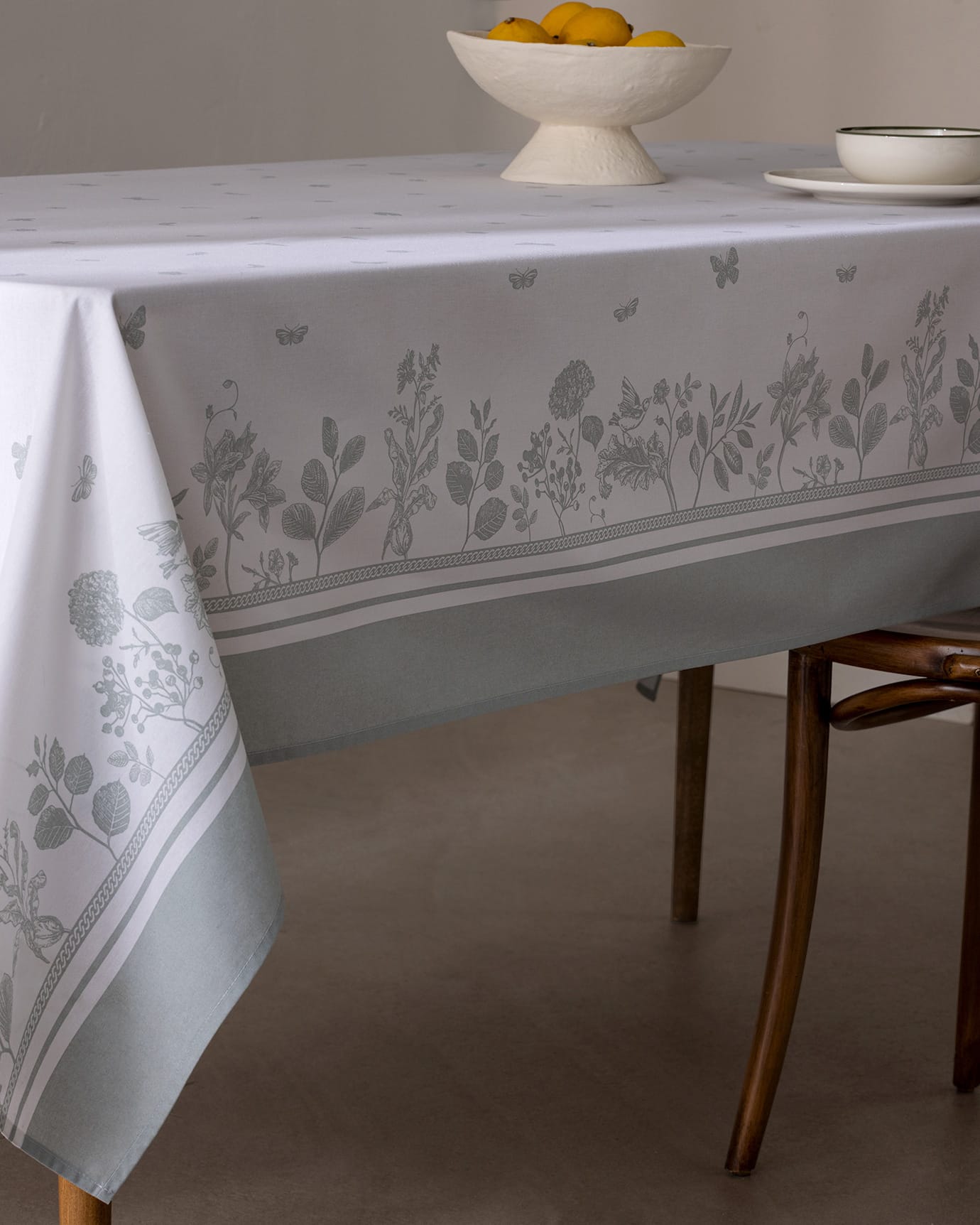 Polycotton Tablecloth - Durable & Elegant Dining Essential