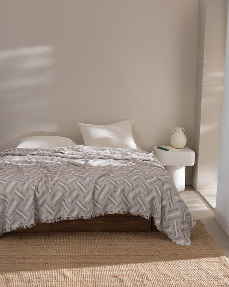 100% Cotton Double Bedspread - Soft & Versatile Design