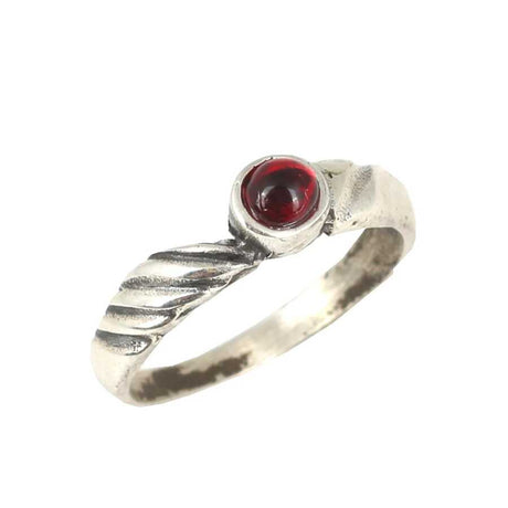 925 Sterling Silver Elegant Ring with Vibrant Ruby-Red Stone