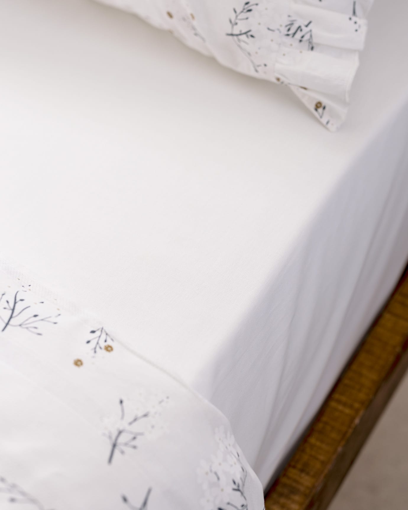 100% Cotton Double Duvet Cover Set - Elegant Ruffled Design