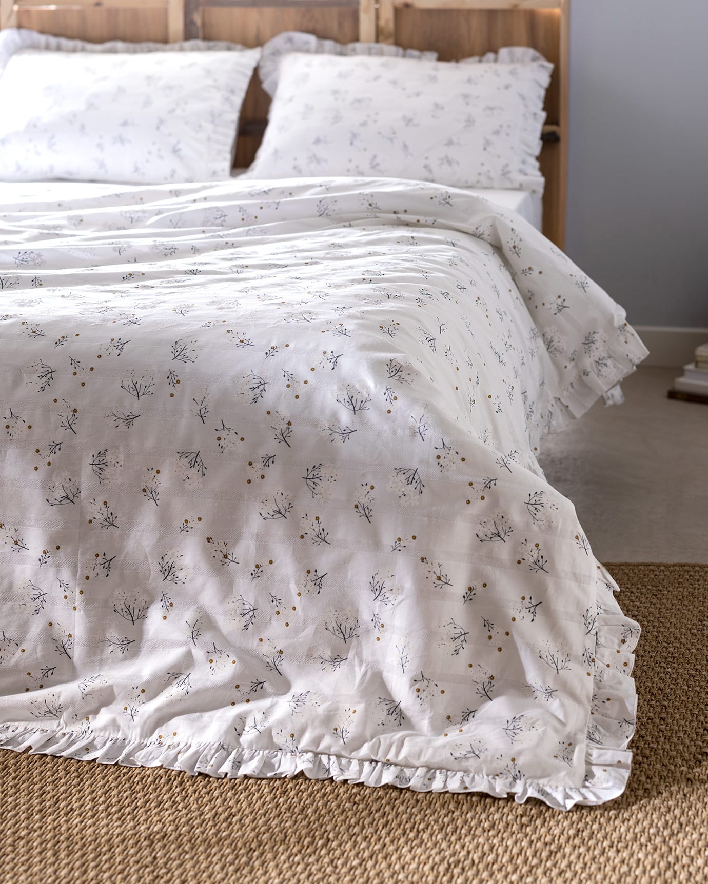 100% Cotton Double Duvet Cover Set - Elegant Ruffled Design